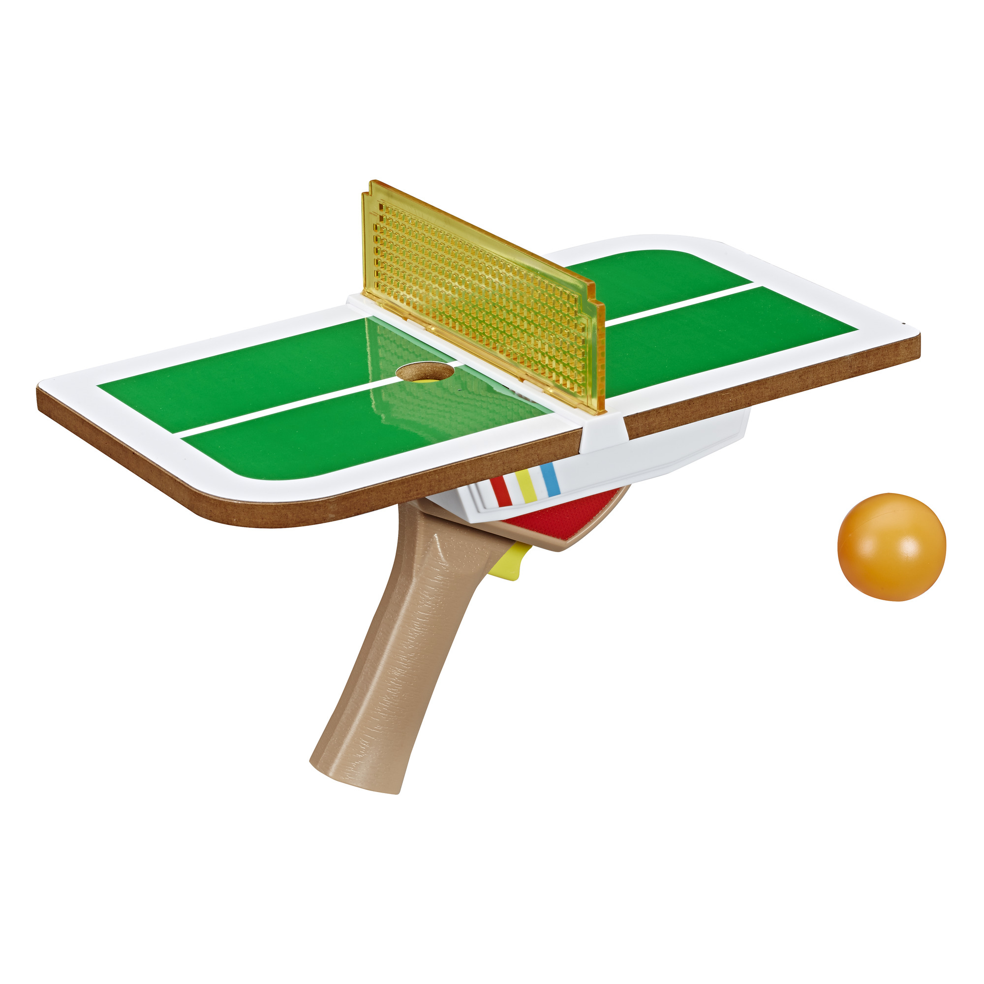 Set da ping pong in miniatura con tavolo verde, rete gialla, manico marrone e pallina arancione. Sfondo bianco.