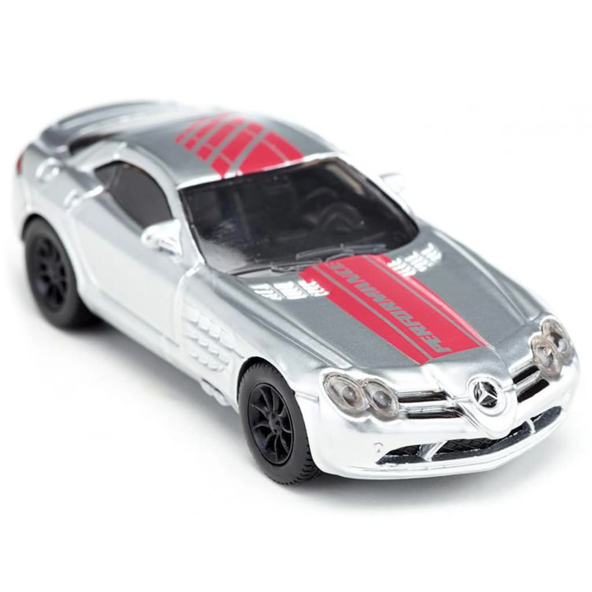 Srebrny samochód z czerwonymi paskami, czarnymi kołami i reflektorami. Białe tło, widok z góry.