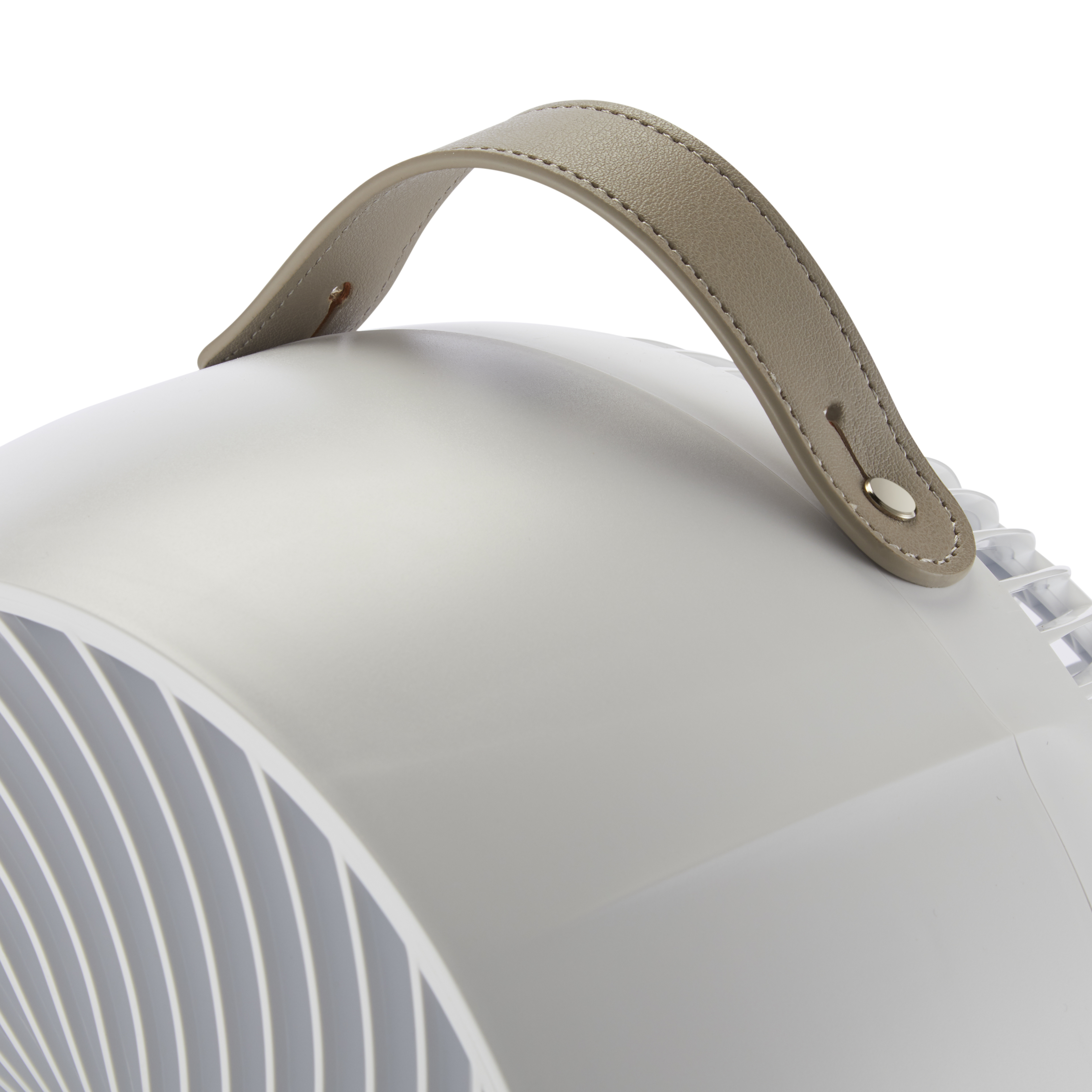 Weißer Ventilator mit grauem Griff. Der Ventilator befindet sich auf weißem Hintergrund.