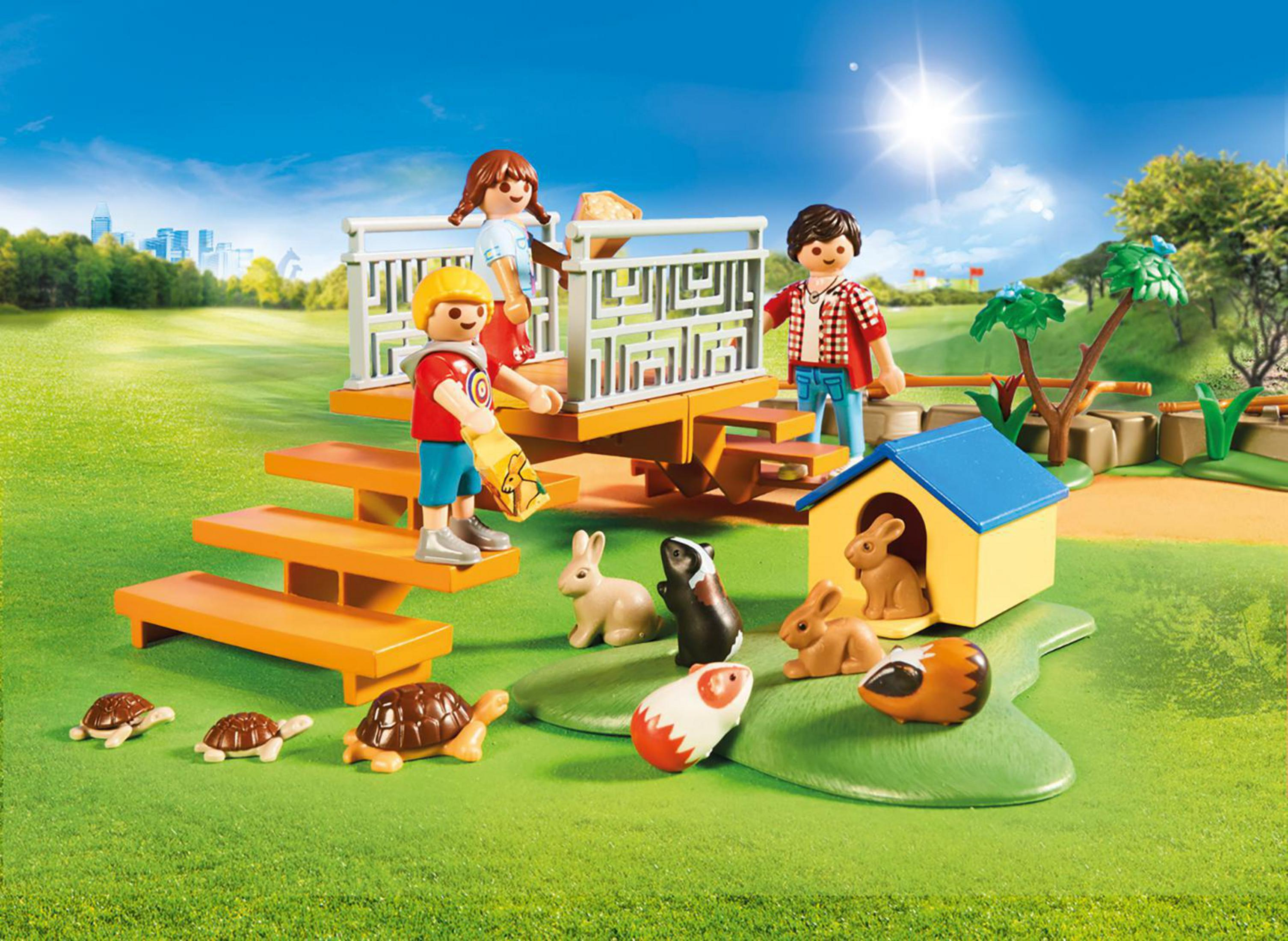 Playmobil-Szene mit Kindern, Tieren (Kaninchen, Meerschweinchen, Schildkröten) und einem Spielplatz.