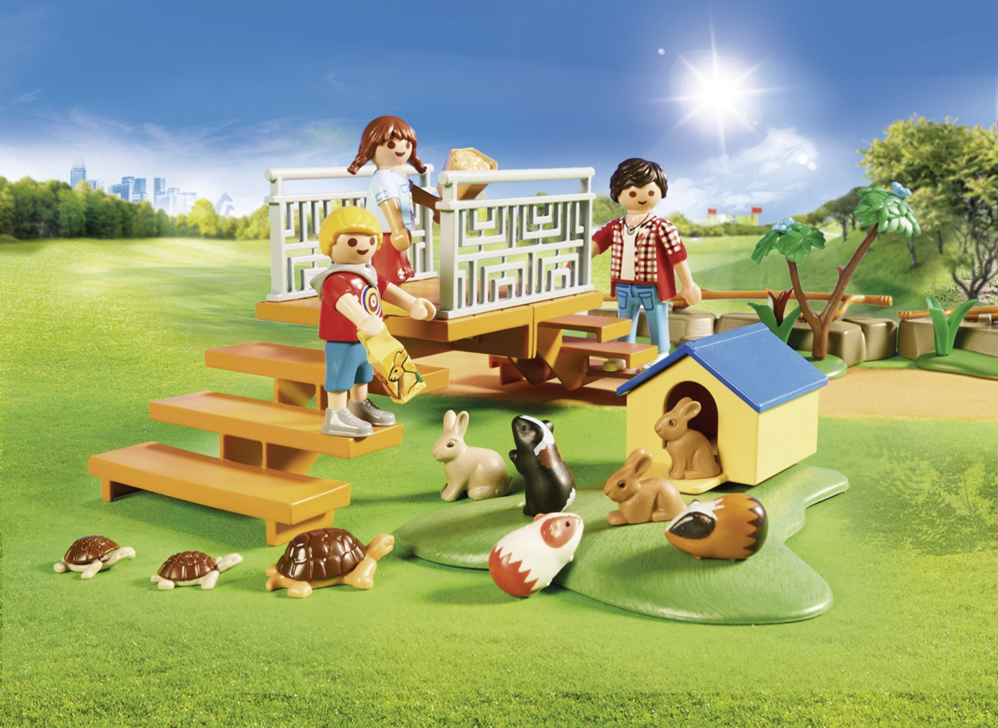 Playmobil-Set mit Kindern und Haustieren. Enthält ein Hundehütte, Schildkröten, Kaninchen und Meerschweinchen. Grünes Gras.