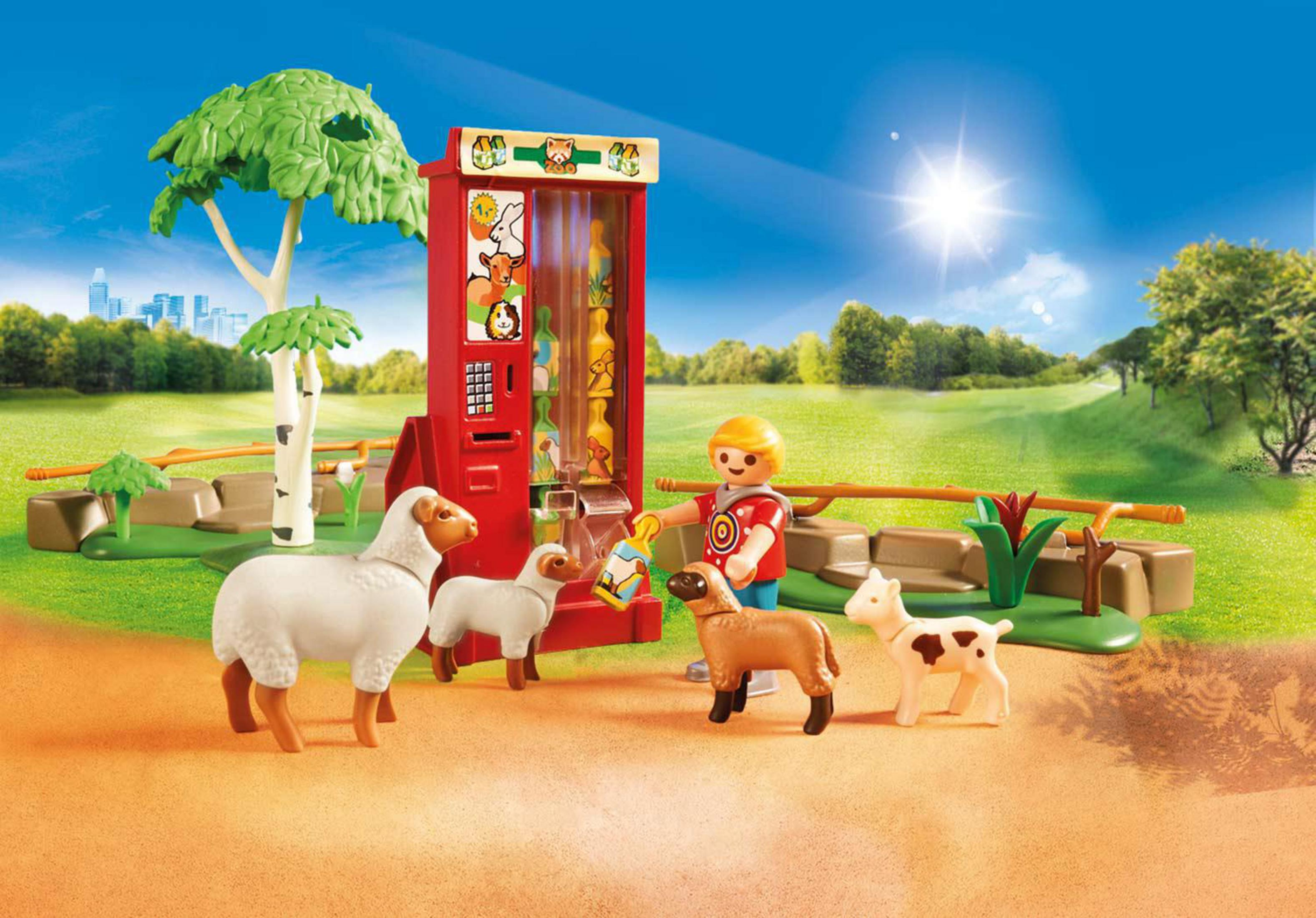Playmobil-Szene mit einem Kind, Schafen und einem Automaten in einer Parkumgebung.