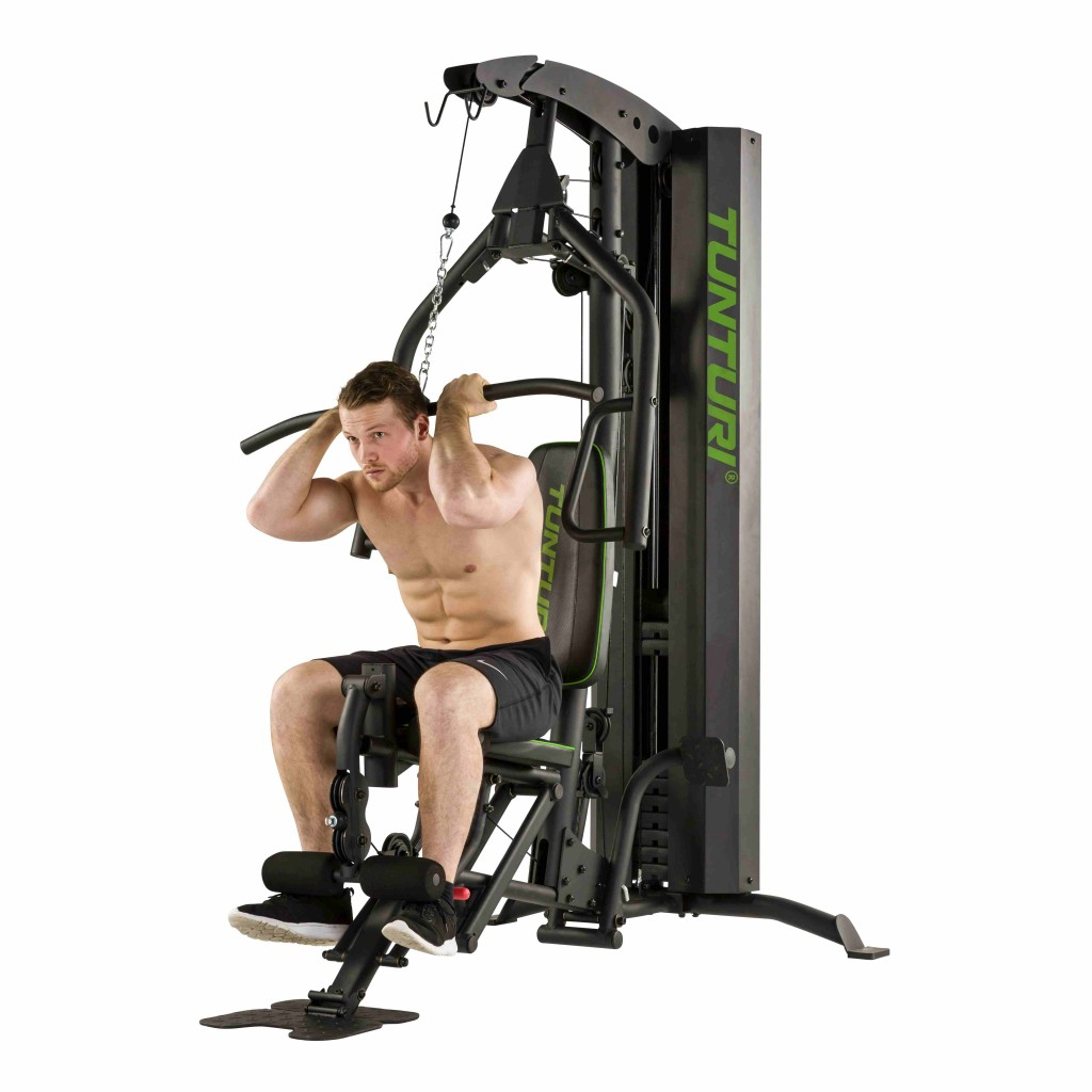 Un uomo che usa una macchina da palestra Tunturi per fare crunch, il suo busto è esposto.