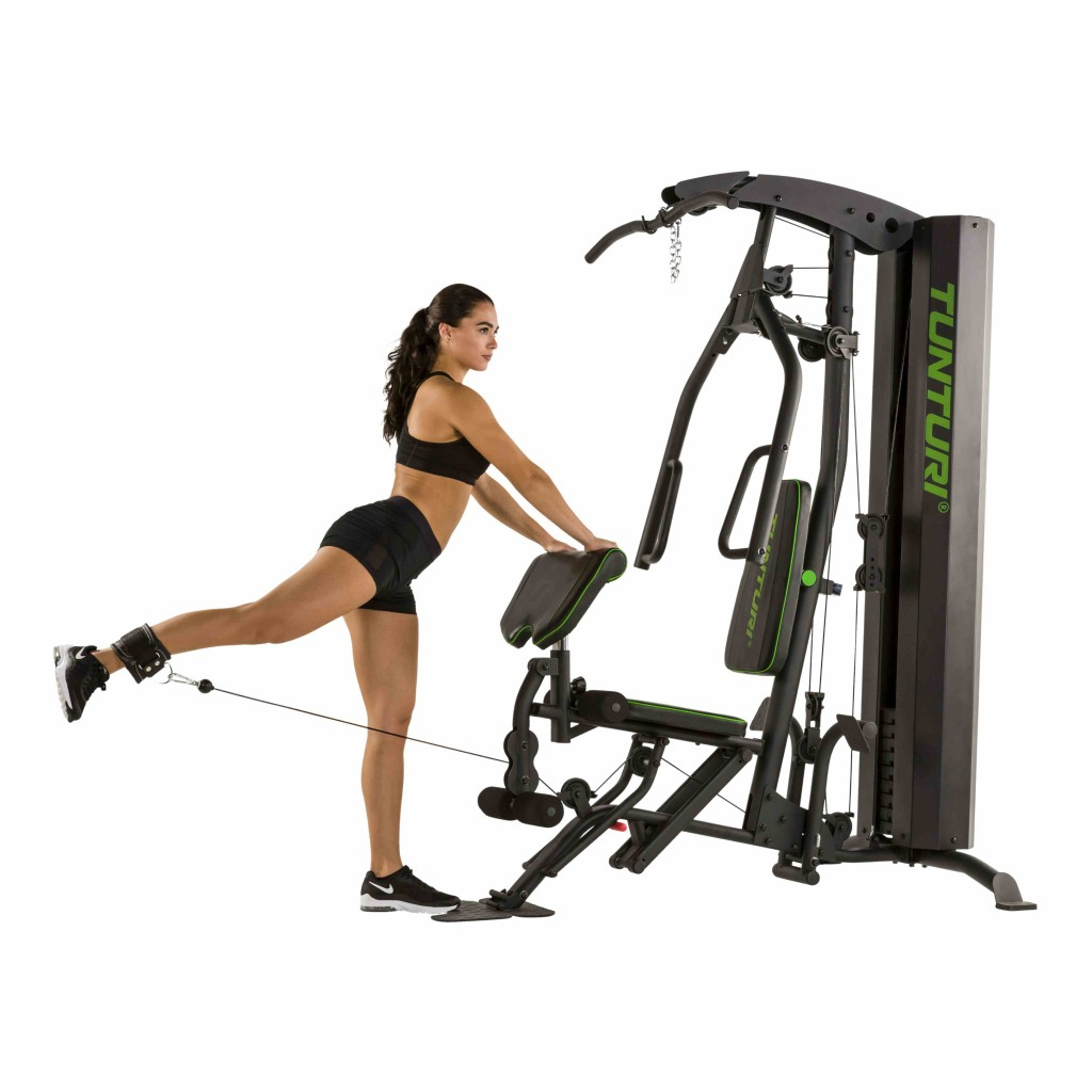 Una donna che si esercita con un attrezzo da palestra. Sta facendo esercizi per le gambe.