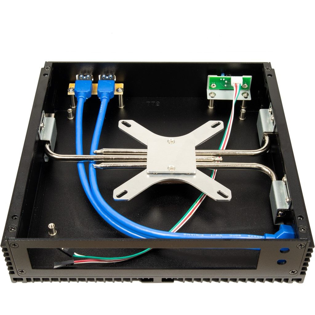 Wnętrze obudowy komputera z niebieskimi kablami, metalowymi wspornikami i zieloną płytką drukowaną na białym tle.