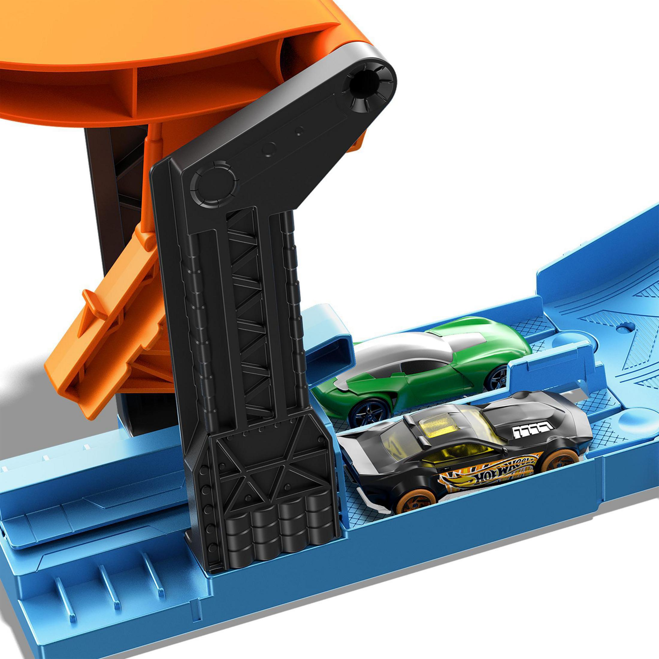 Zestaw torów Hot Wheels z dwoma samochodami: zielonym i czarno-żółtym.