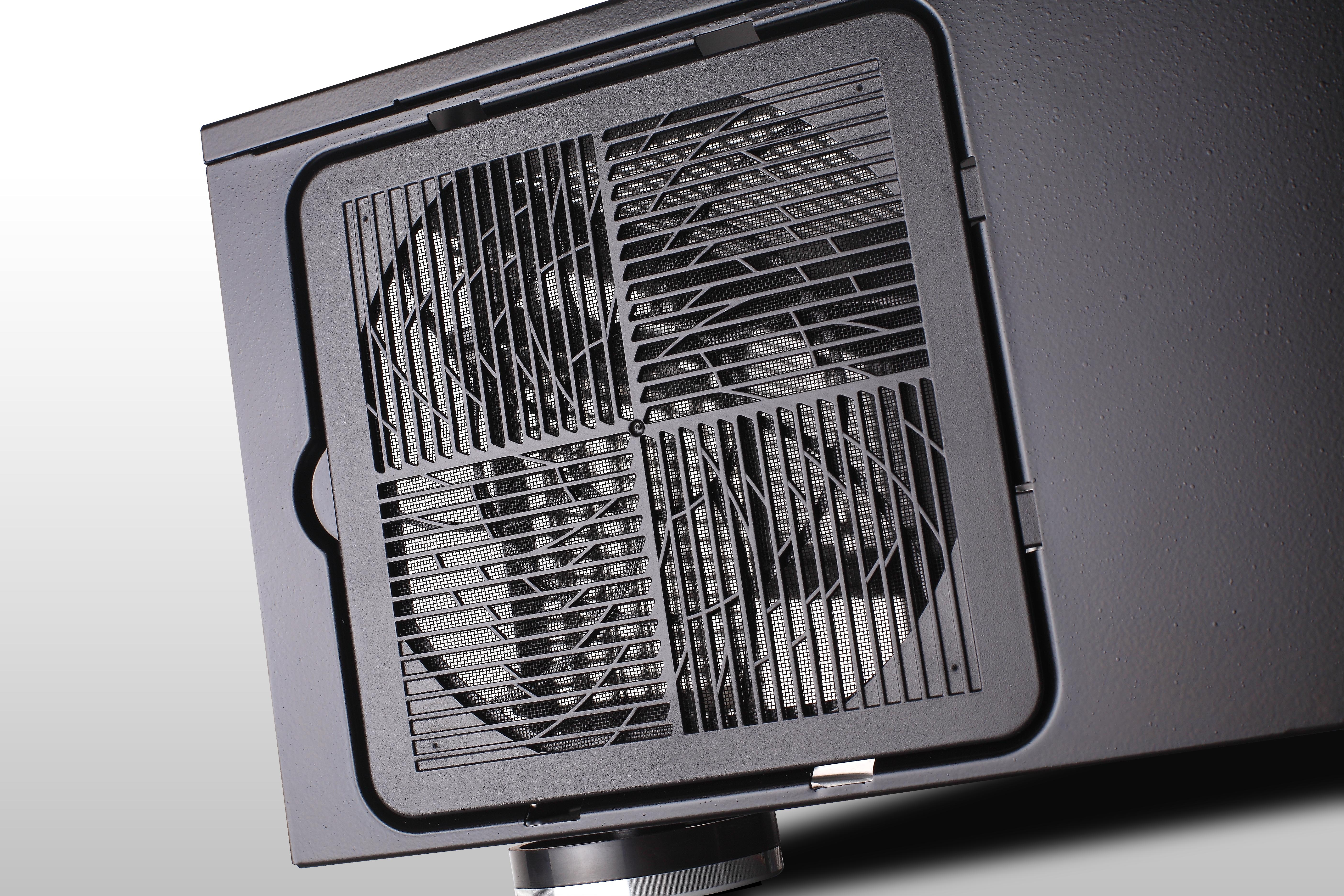 Un case per computer nero con una copertura per ventola. La copertura è quadrata con un design a rete.