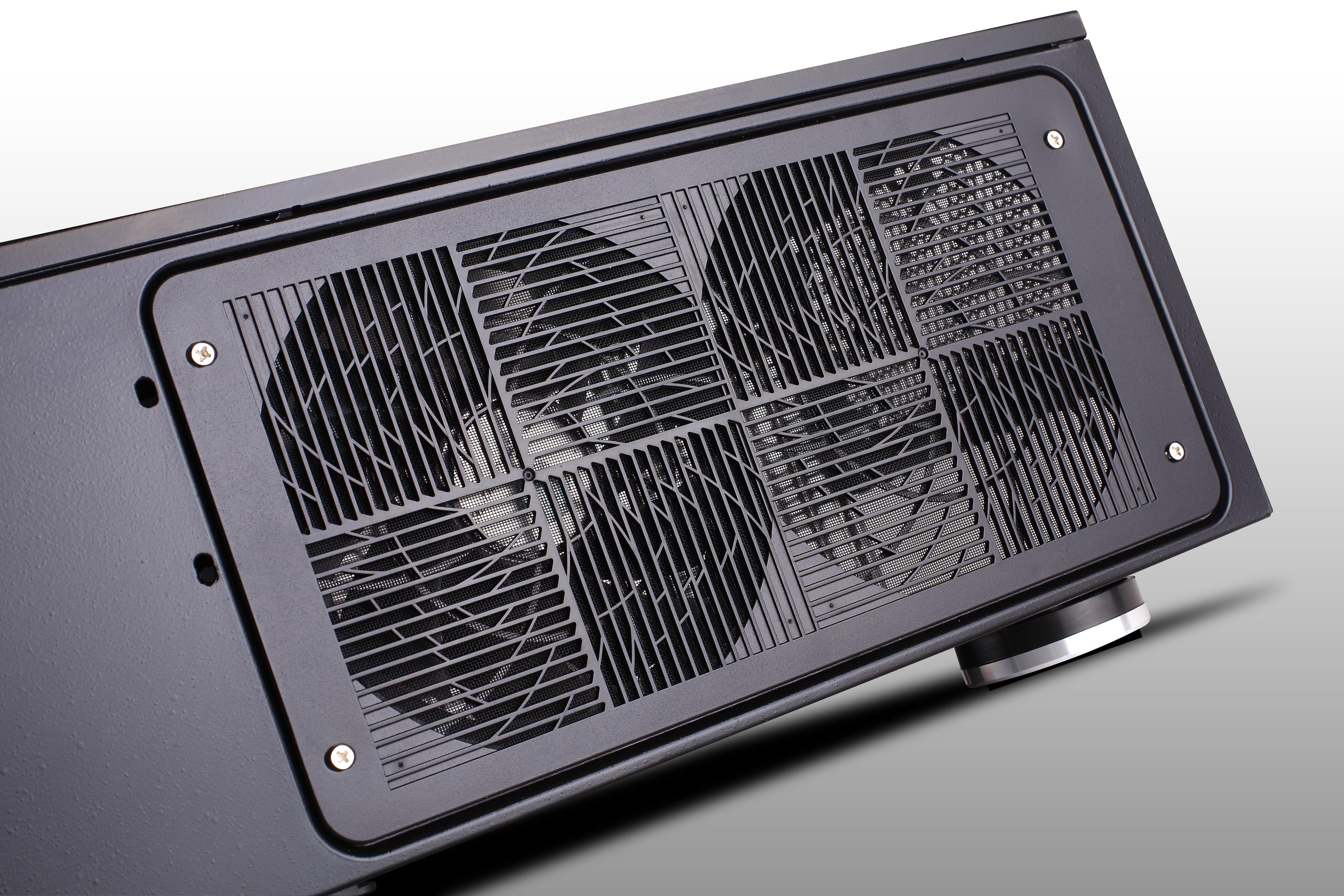 Un primo piano di una ventola per computer all'interno di un case nero, con una griglia a rete, su sfondo bianco.