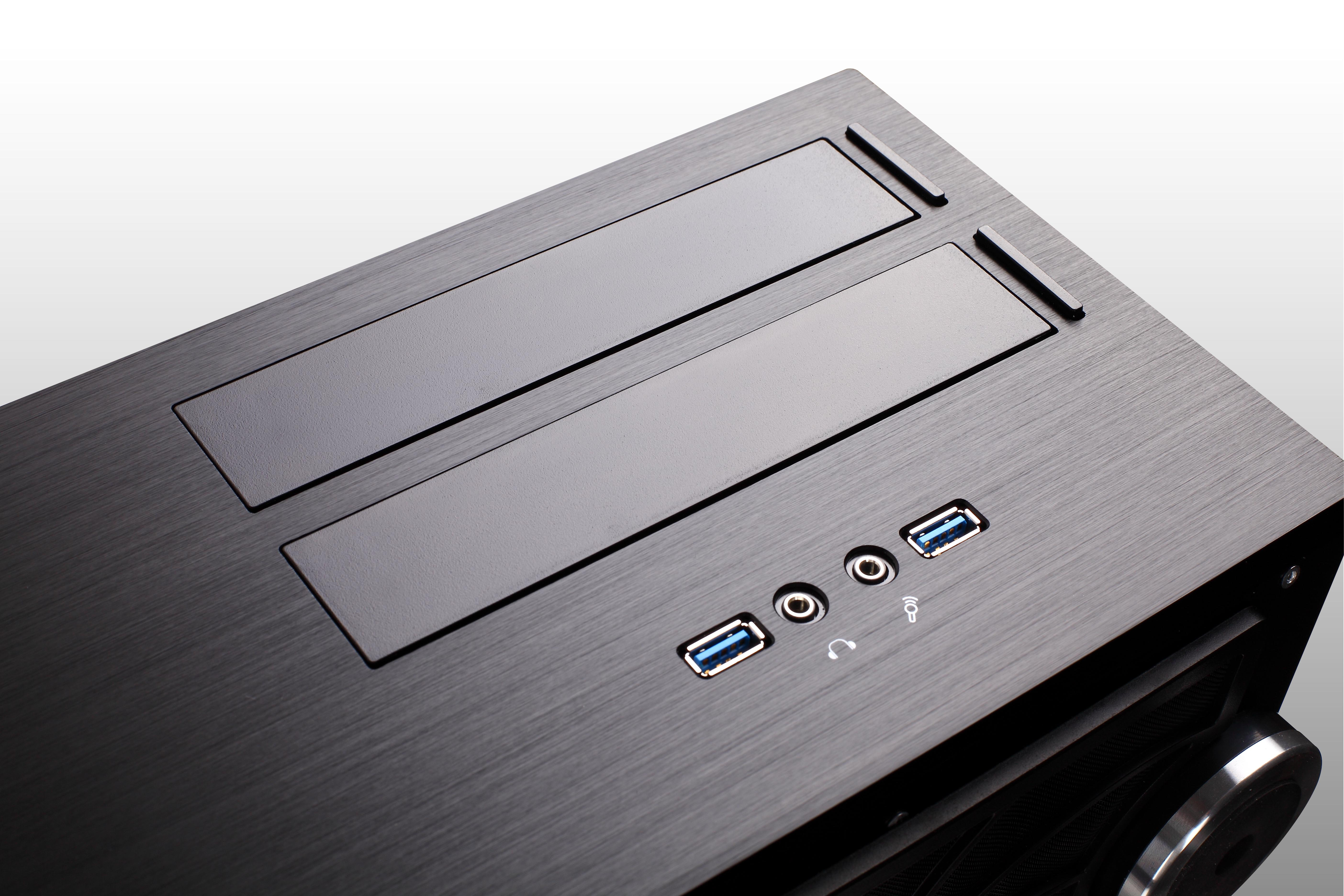 Parte superiore di un case per computer nero con porte USB e jack audio su sfondo bianco.
