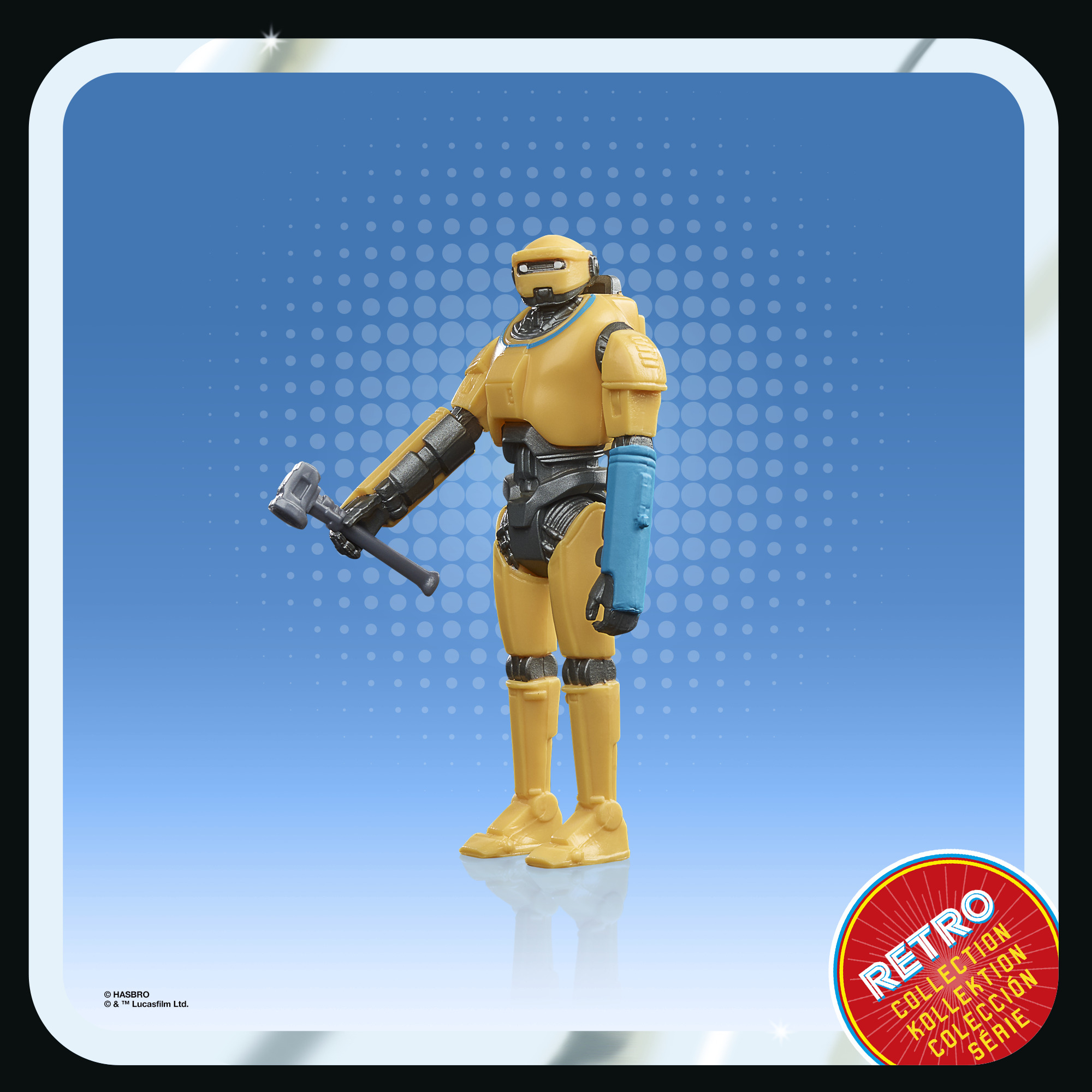 Giocattolo robot giallo che tiene un martello su sfondo blu.