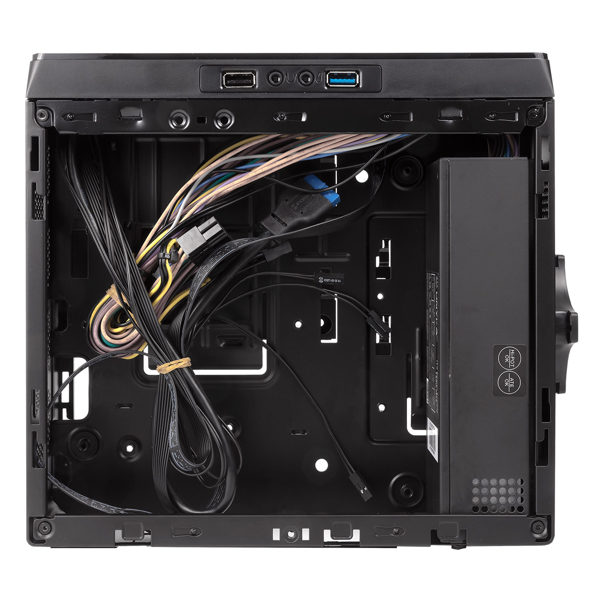 Interno di un case per computer nero, che mostra cavi e un alimentatore. Il case è vuoto.