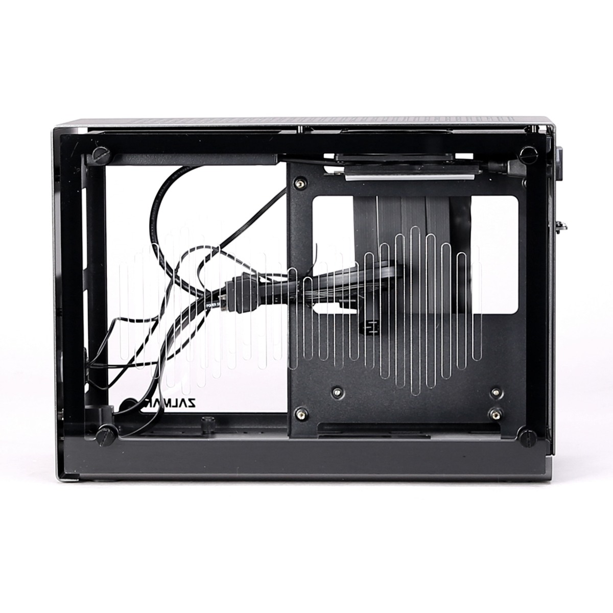 Intérieur du boîtier d'ordinateur noir avec panneau latéral transparent et fils.