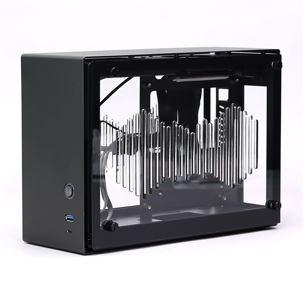 Un boîtier PC gris foncé avec un panneau latéral en verre, affichant des composants.