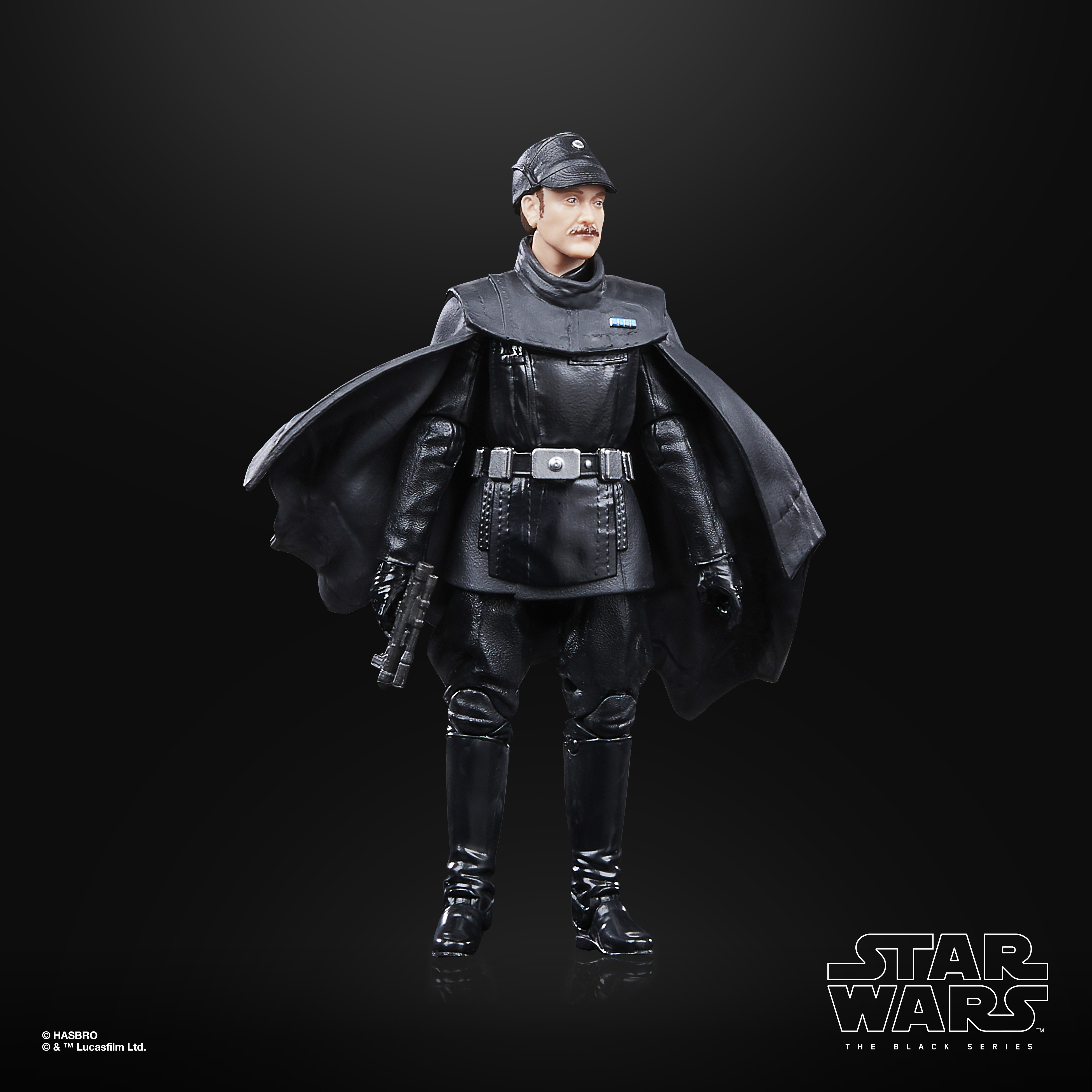 Una action figure di Star Wars di un uomo in uniforme militare nera e mantello nero.
