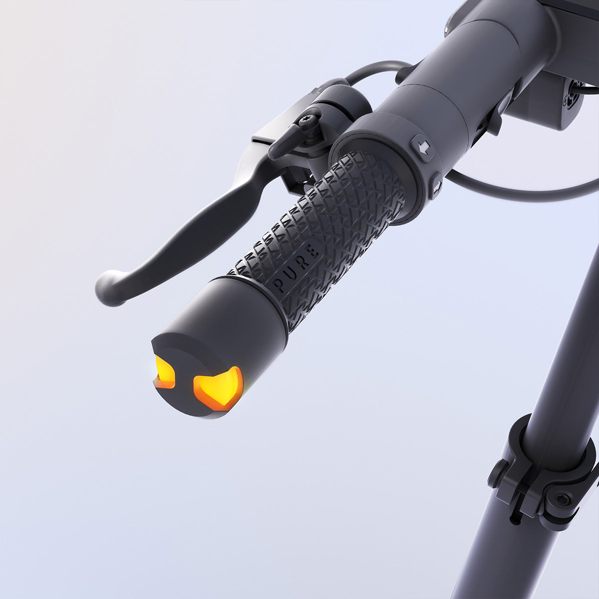 Kierownica skutera z czarnym uchwytem. Uchwyt ma wzór rombów i pomarańczowe światło.