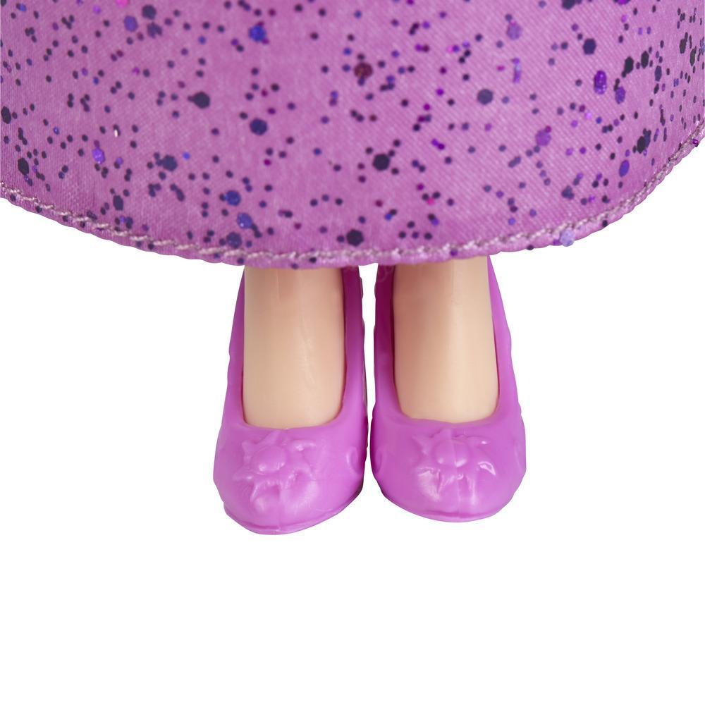 Scarpe rosa della bambola di Rapunzel. Motivo floreale sulle dita dei piedi. Sfondo bianco.