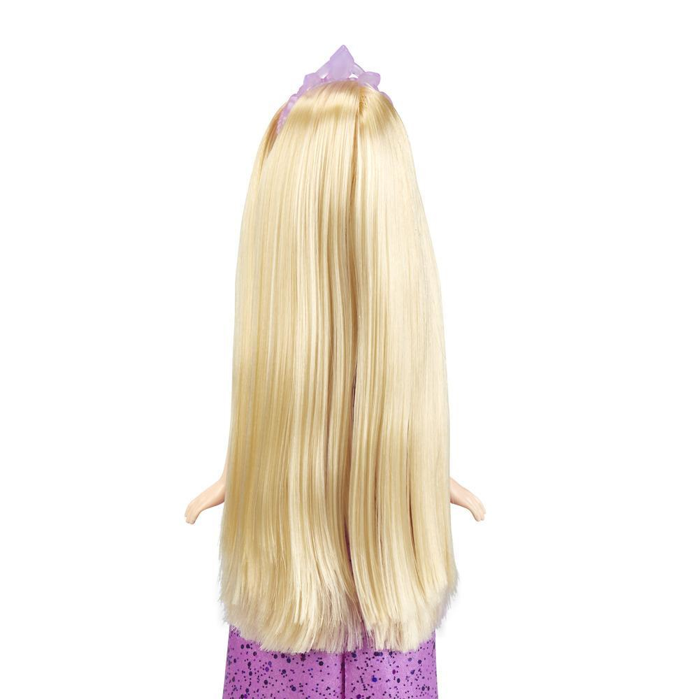 Lunghi capelli biondi della bambola, vestito viola e tiara da dietro. Sfondo bianco.
