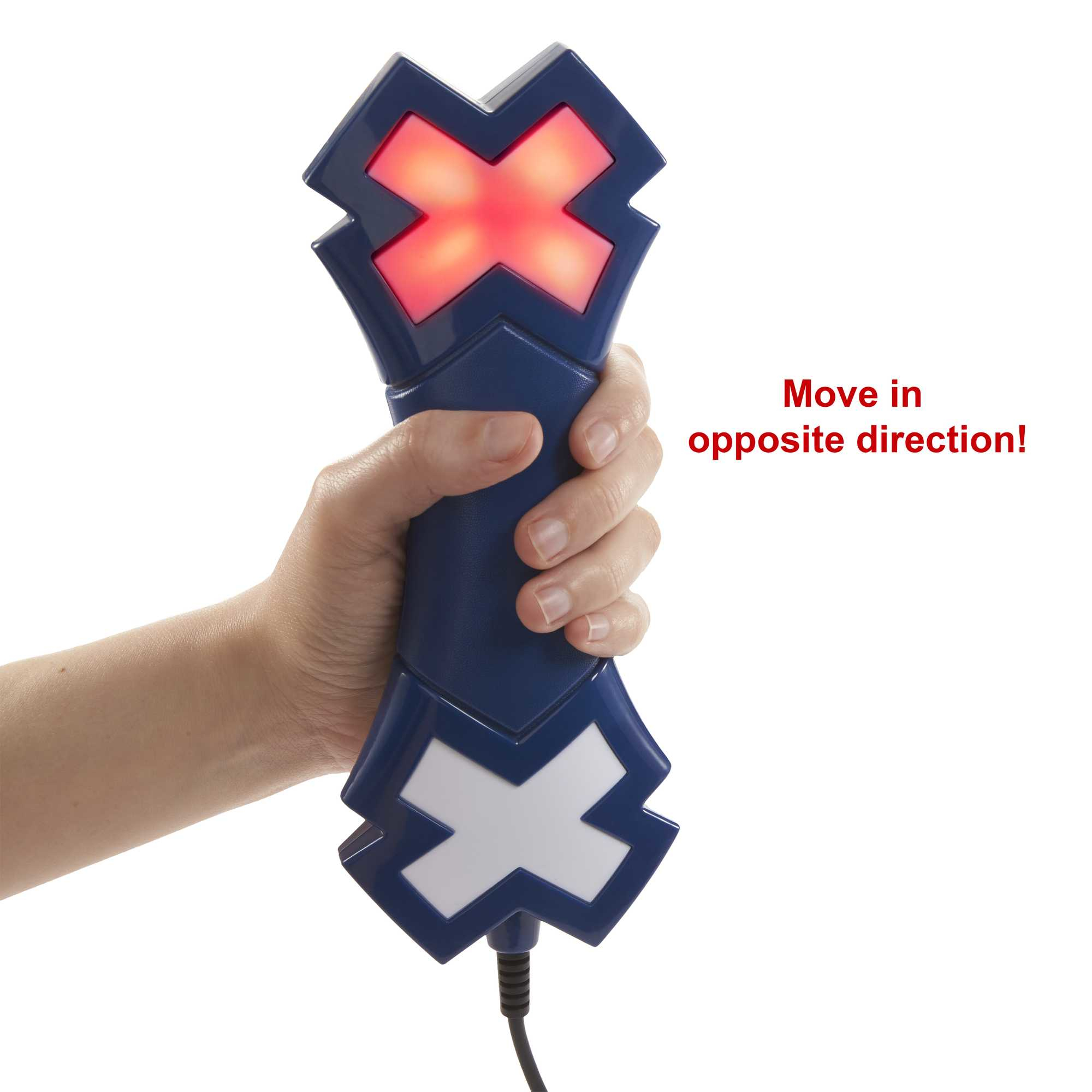La mano di una persona che tiene un controller di gioco blu e bianco, con istruzioni testuali.