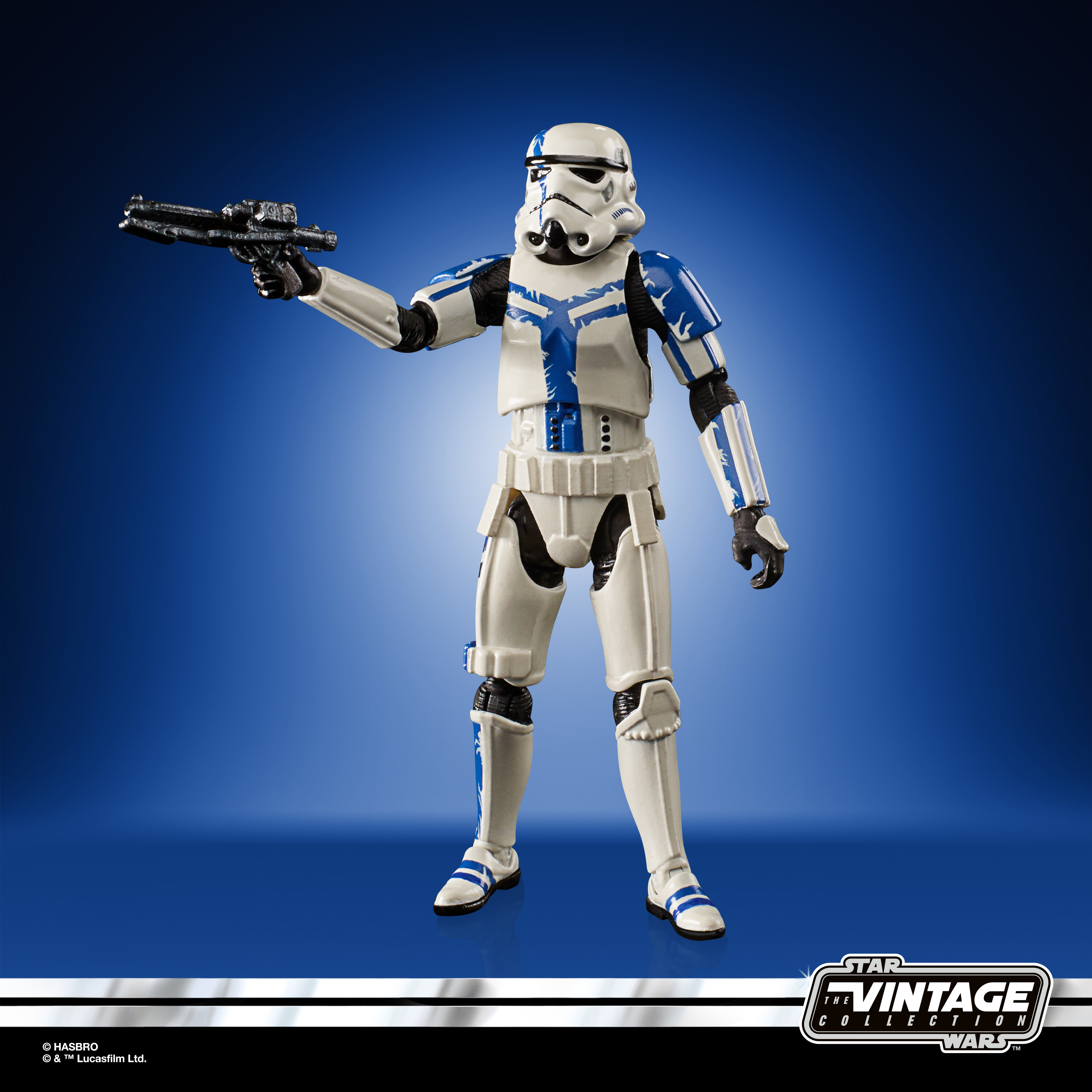 Action figure di Star Wars: Stormtrooper con dettagli blu, che tiene un blaster, su sfondo blu.