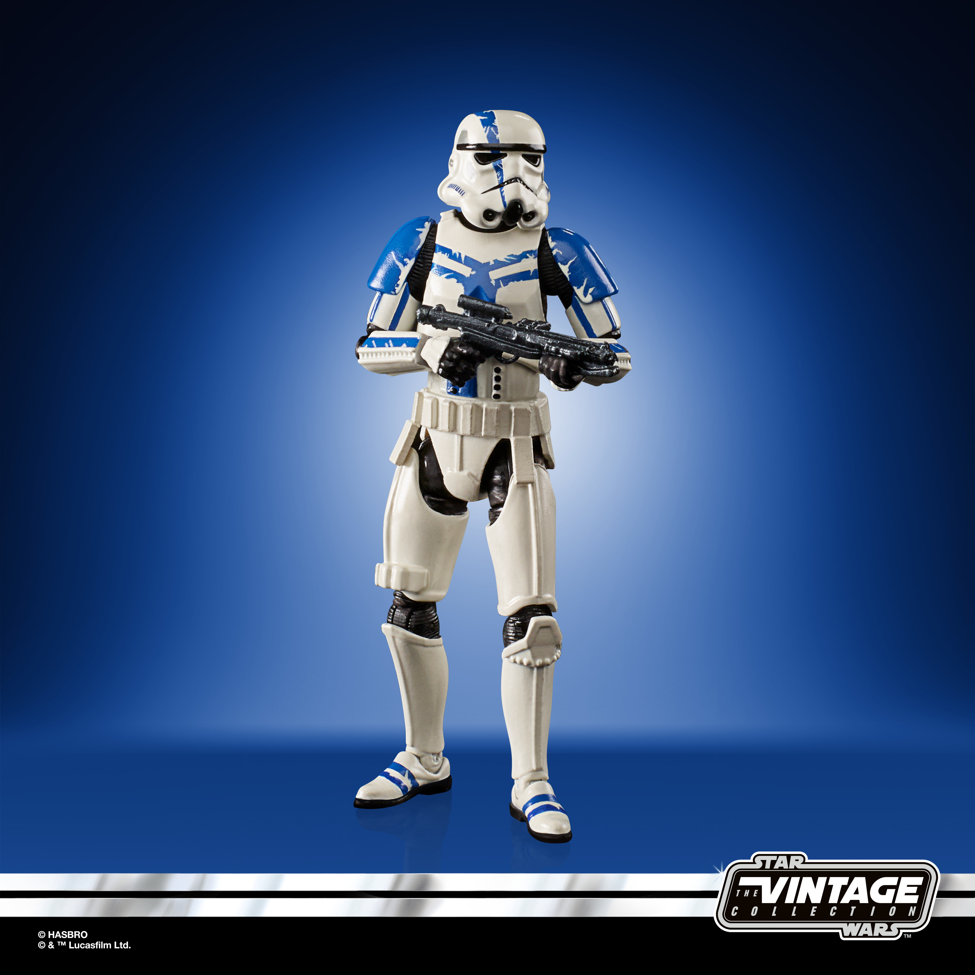 Una figura di Star Wars bianca e blu. È uno Stormtrooper con una pistola nera. Lo sfondo è blu.