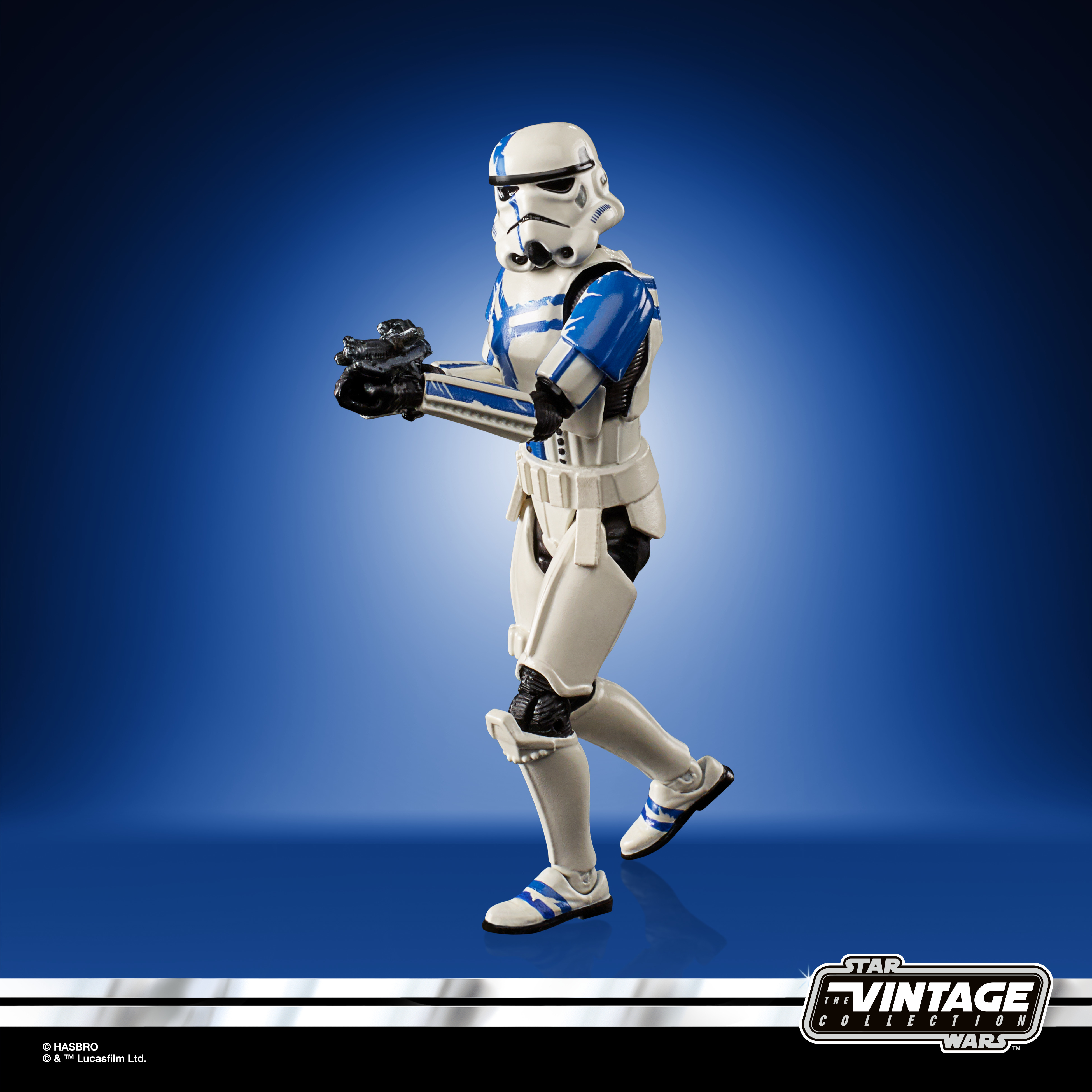 Action figure di Stormtrooper in posa dinamica, con un'arma, su sfondo blu.