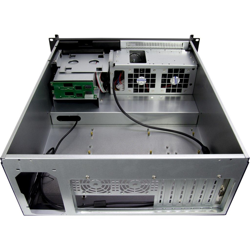 Chassis del server del computer. Aperto, che rivela i componenti interni. Telaio in metallo.