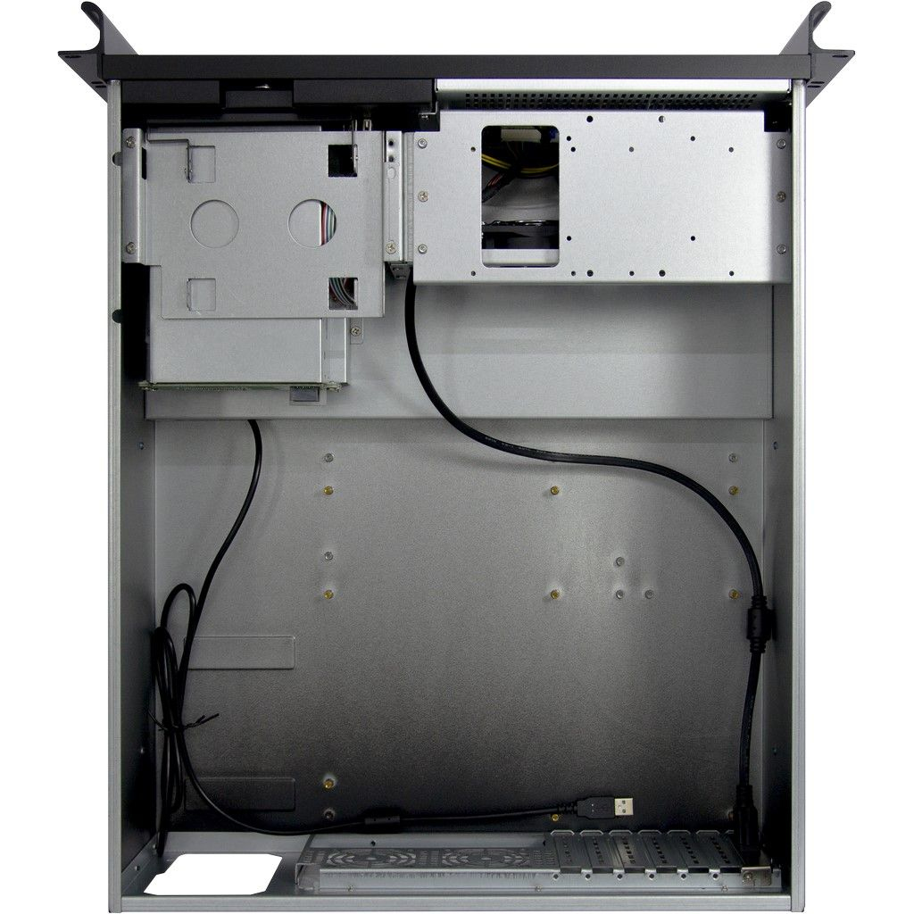 Interno di un case per computer argentato, che mostra spazio aperto con componenti e cablaggio visibile.