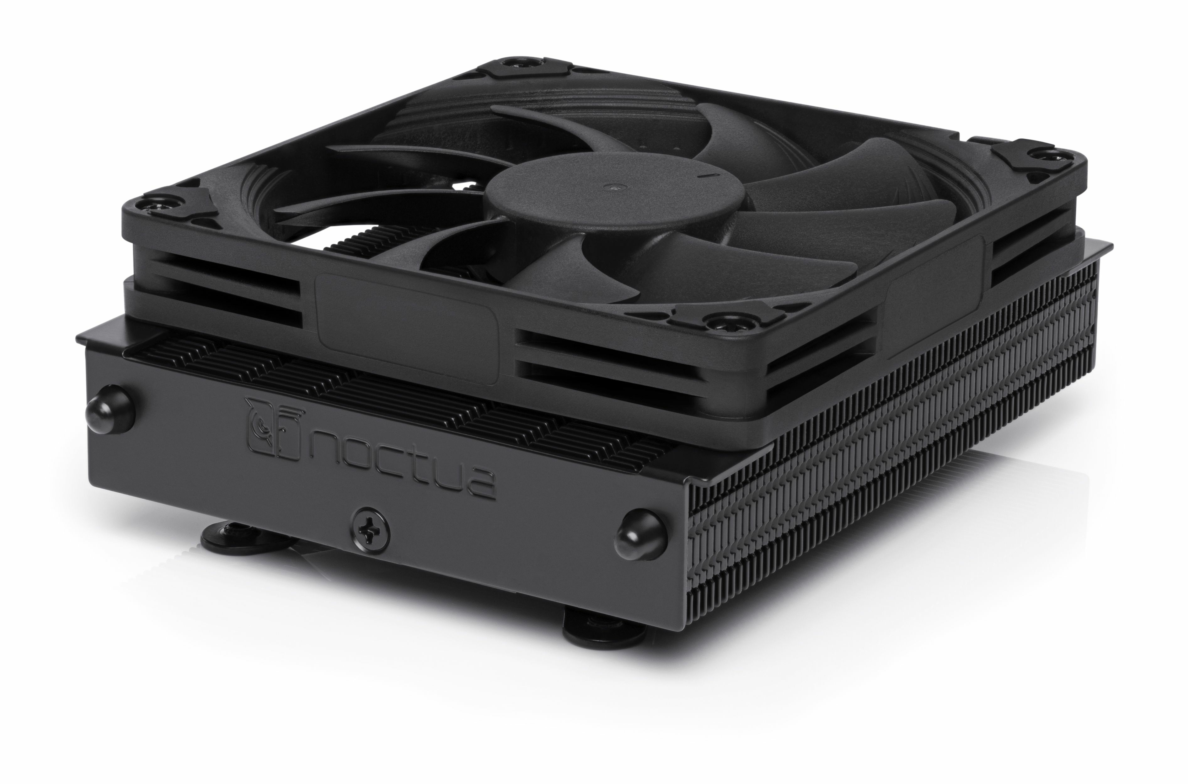 Un dissipatore Noctua nero con una ventola sopra, su sfondo bianco, vista angolata.