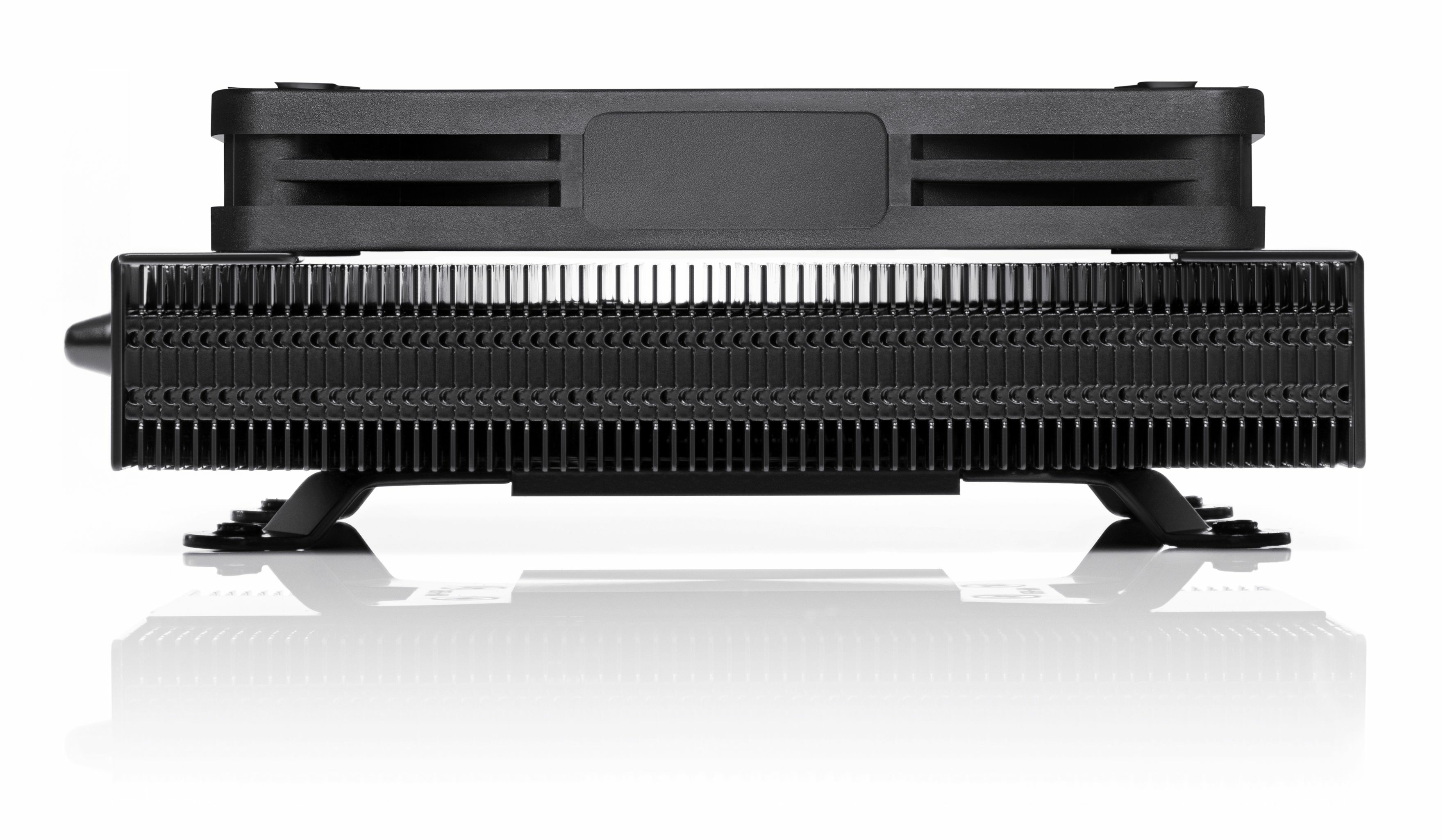Un dissipatore CPU nero con dissipatore e ventola. È su una superficie bianca.