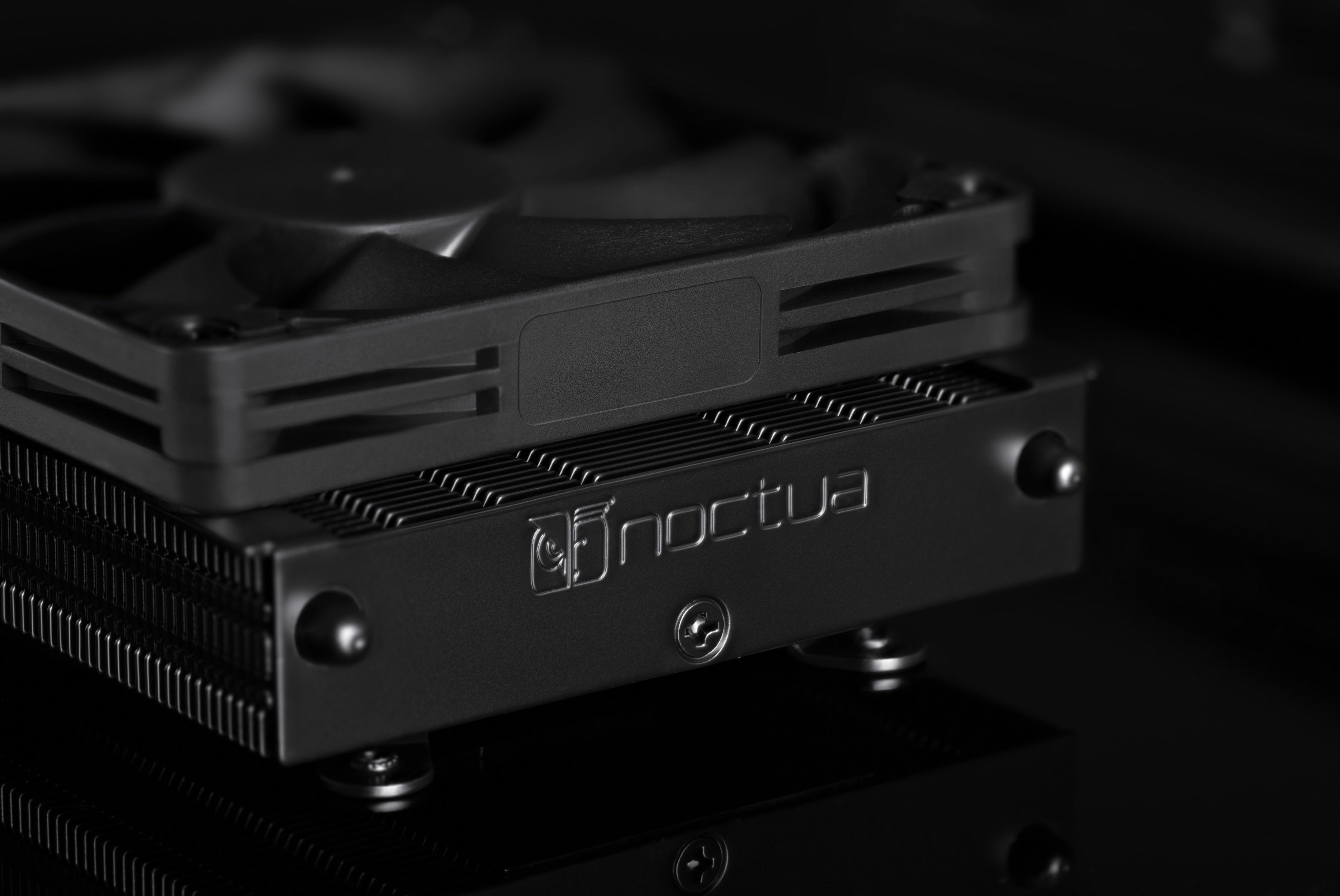 Dissipatore CPU per computer nero con ventola. Il dissipatore ha il logo Noctua.