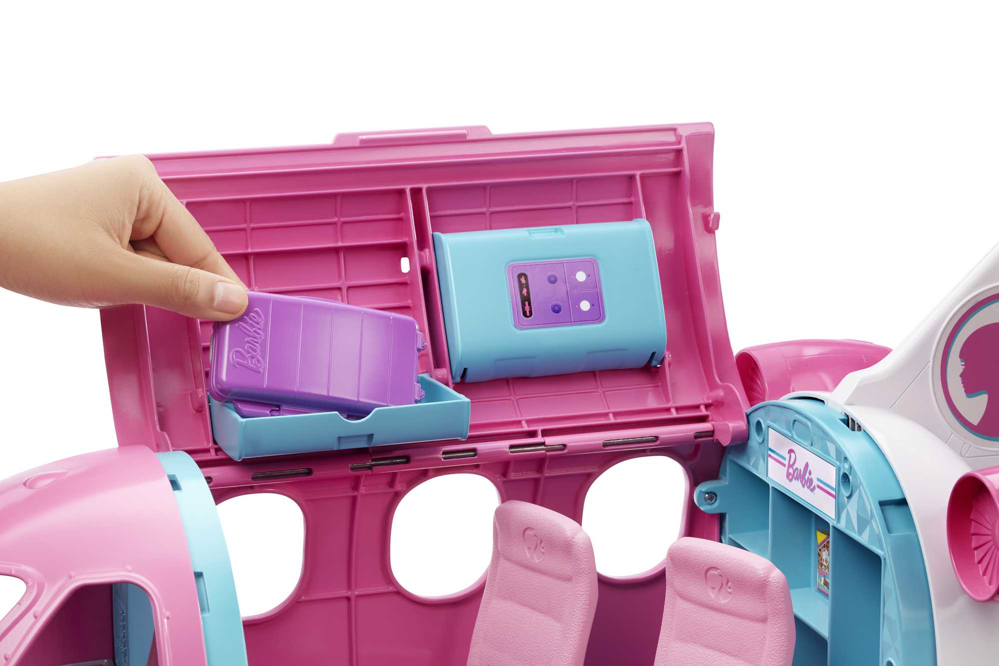 Innerhalb eines Barbie-Flugzeug-Spielzeugs. Hand öffnet ein Fach mit blauen und lila Teilen.