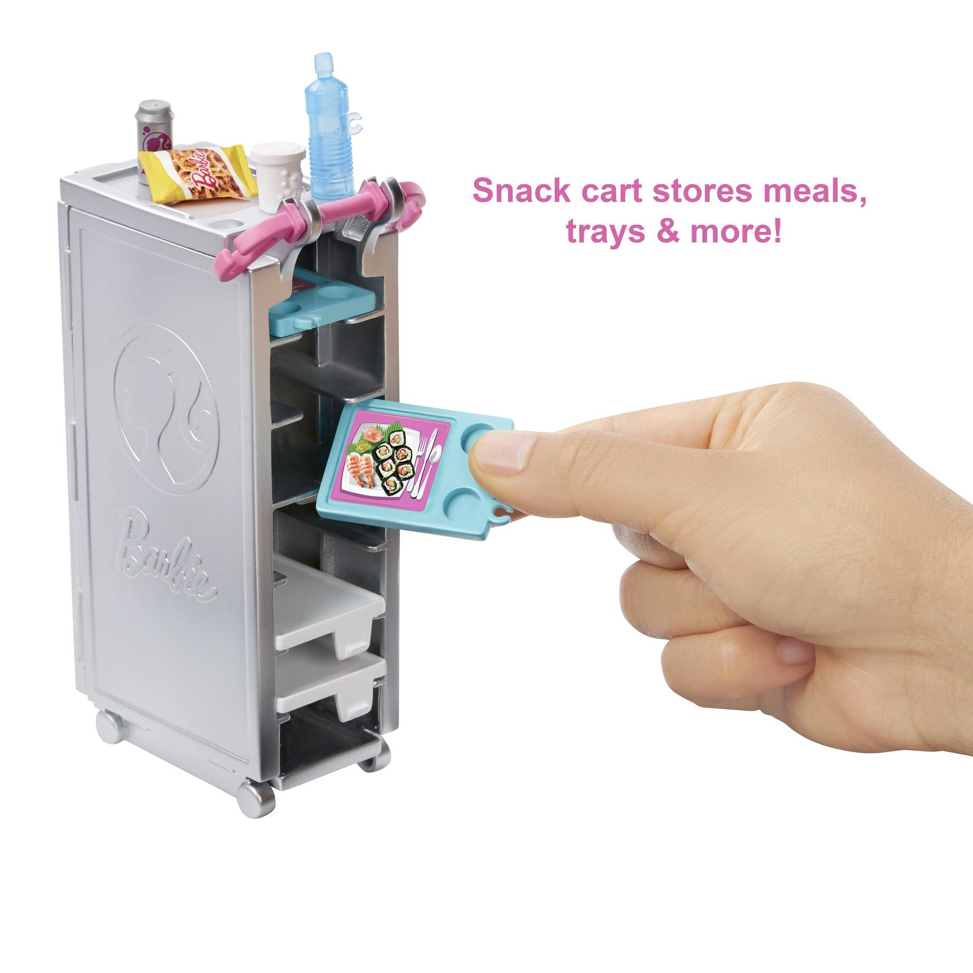 Ein Barbie-Snackwagen mit Mahlzeiten und Tabletts. Eine Hand hält ein Tablett mit Essen.