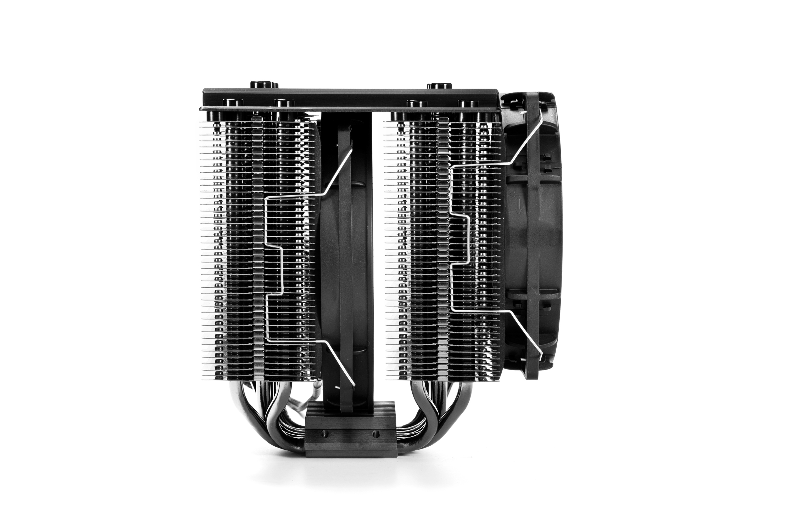 Dissipatore CPU nero con più heat pipe e alette, su sfondo bianco.