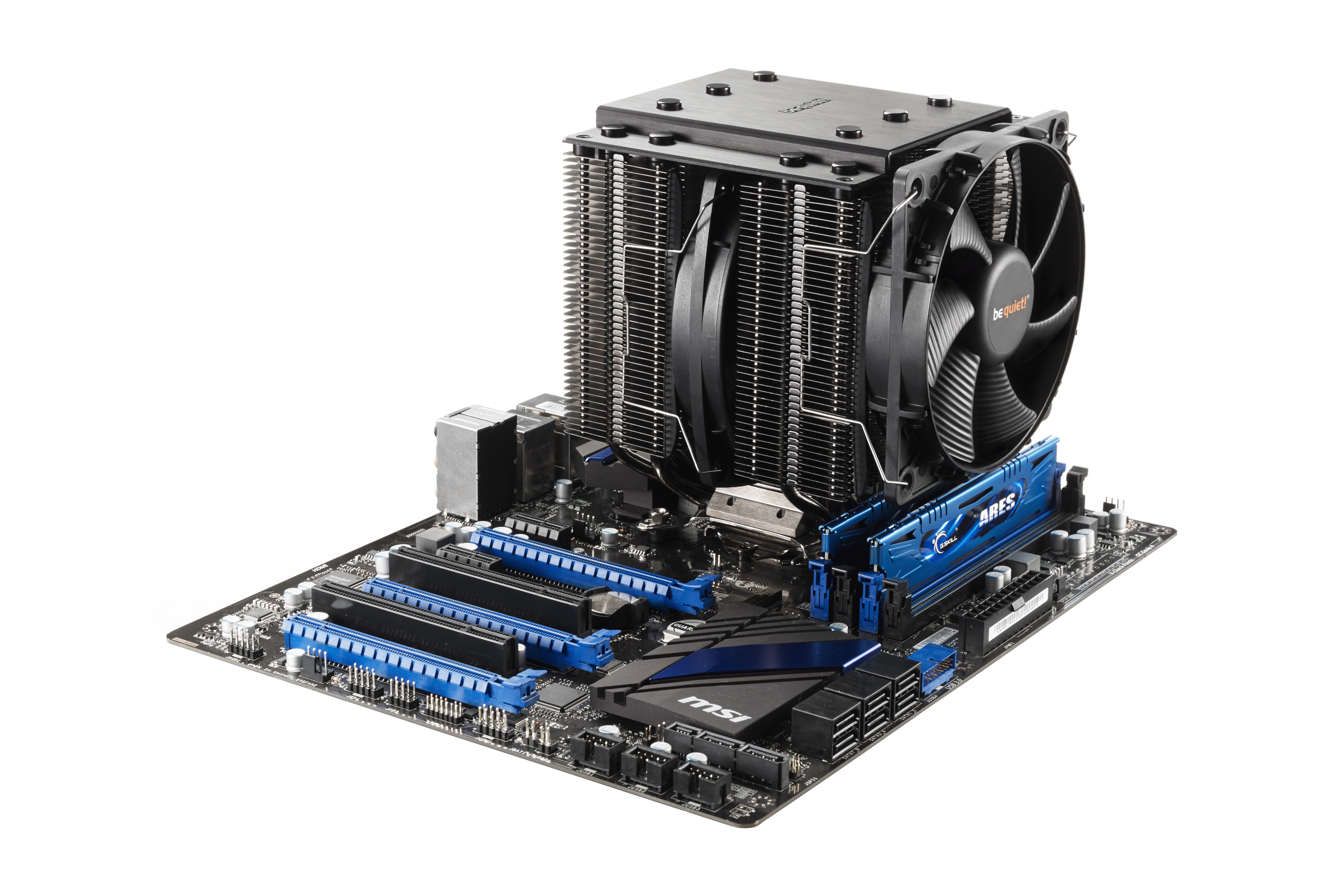 Dissipatore CPU nero e argento su scheda madre blu e nera, sfondo bianco.