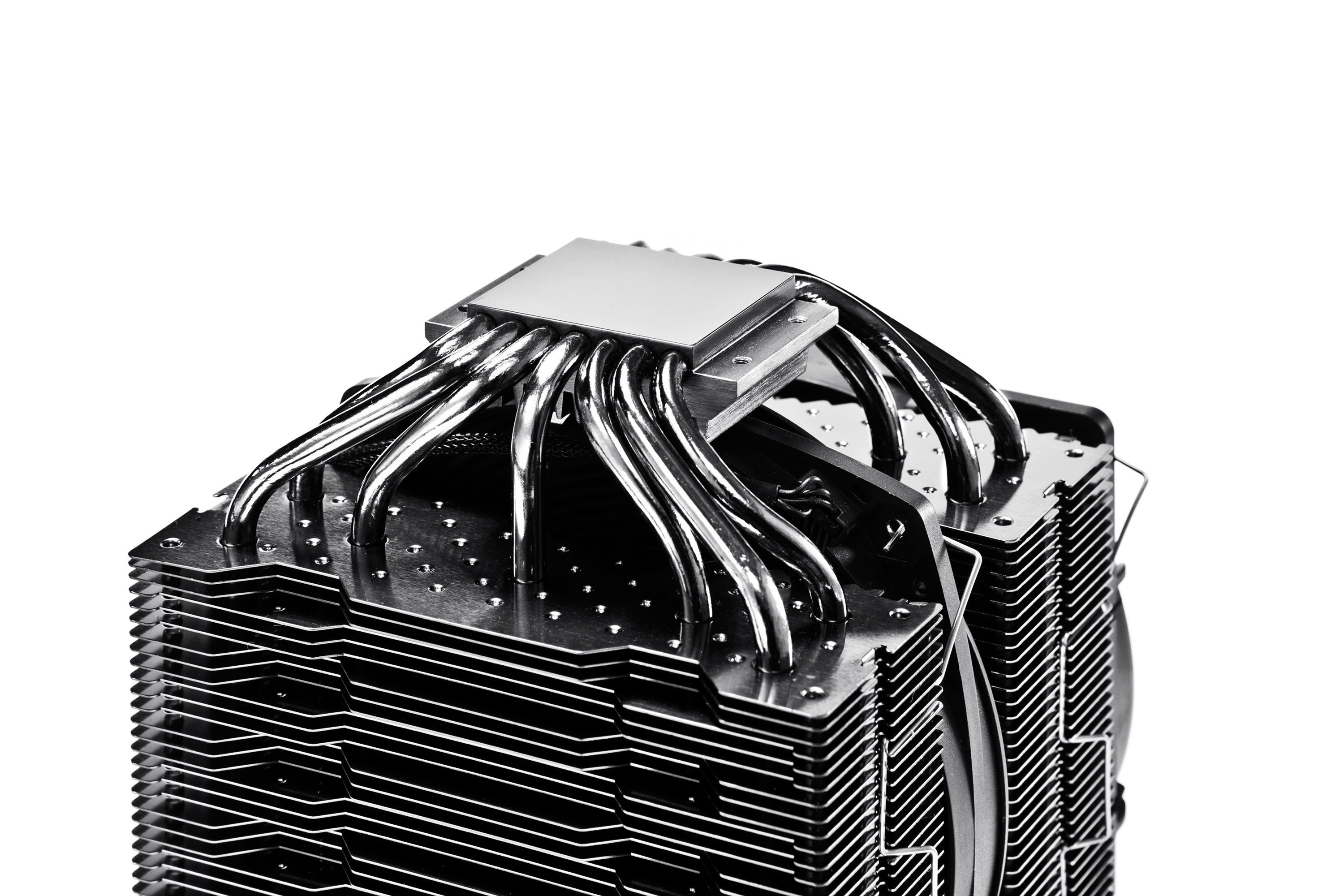 Dissipatore CPU, primo piano, tubi e alette metalliche multiple, sfondo bianco.
