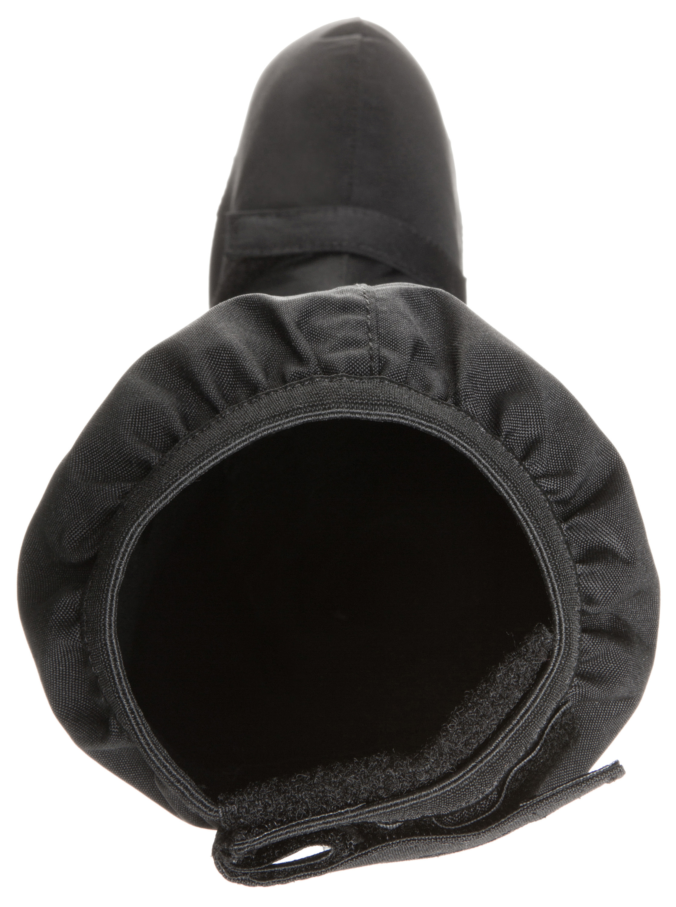 Czarne ochraniacze na buty, widok z góry, z otworem i paskiem na rzep.