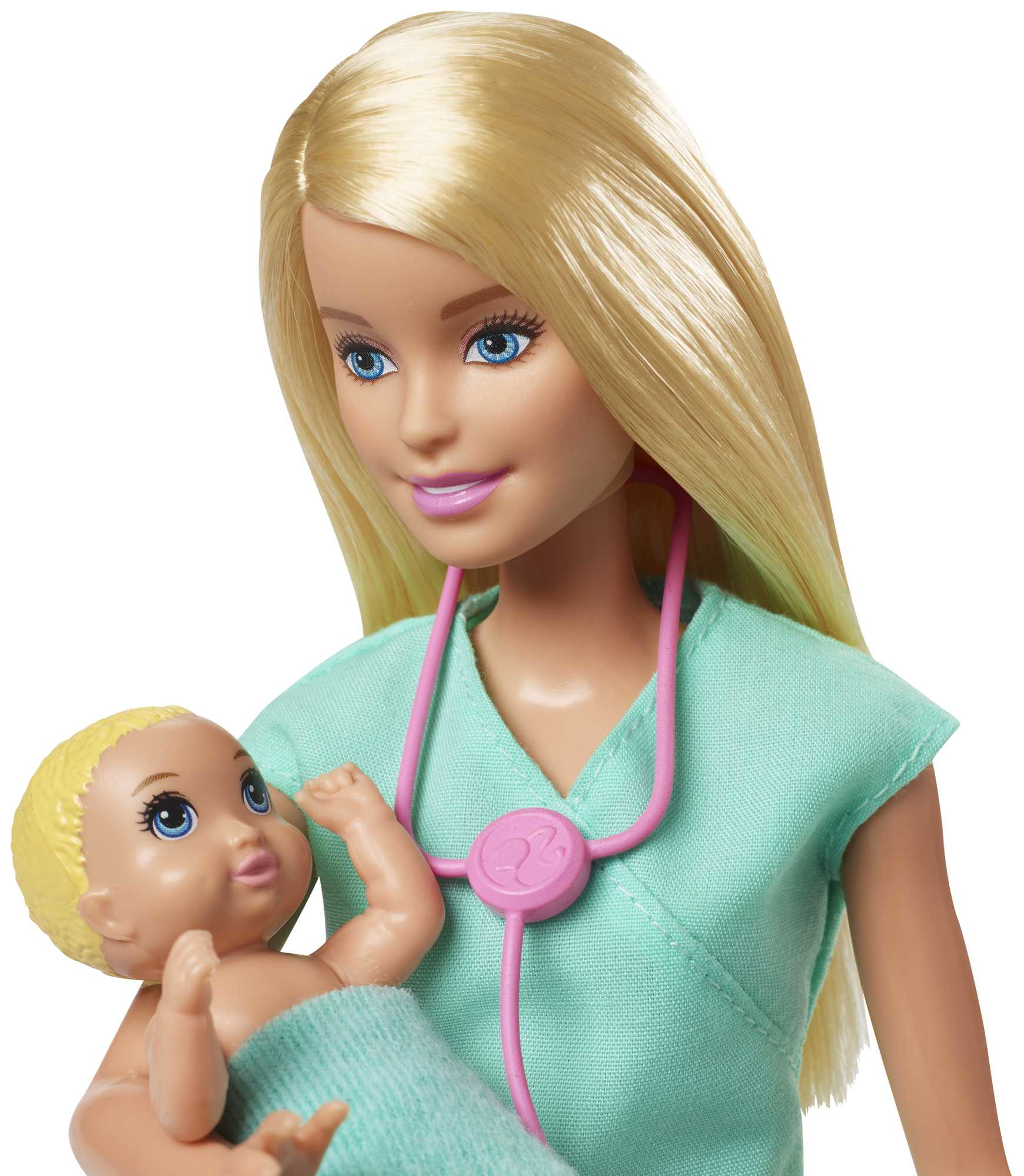 Barbie-Puppe hält Babypuppe, trägt tealfarbenen Kittel. Weißer Hintergrund.