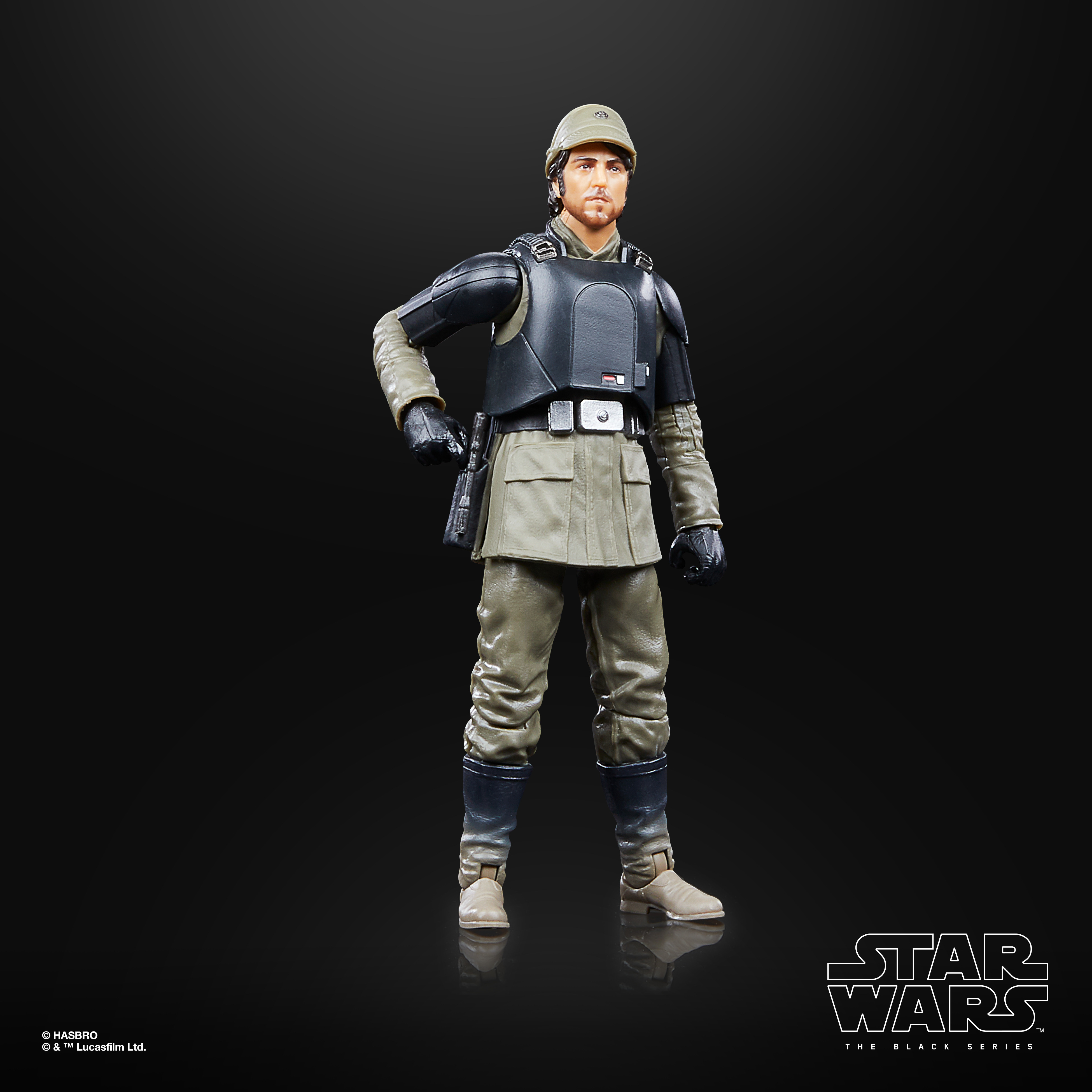 Un action figure di Star Wars di un soldato in uniforme grigia e nera, su sfondo nero.