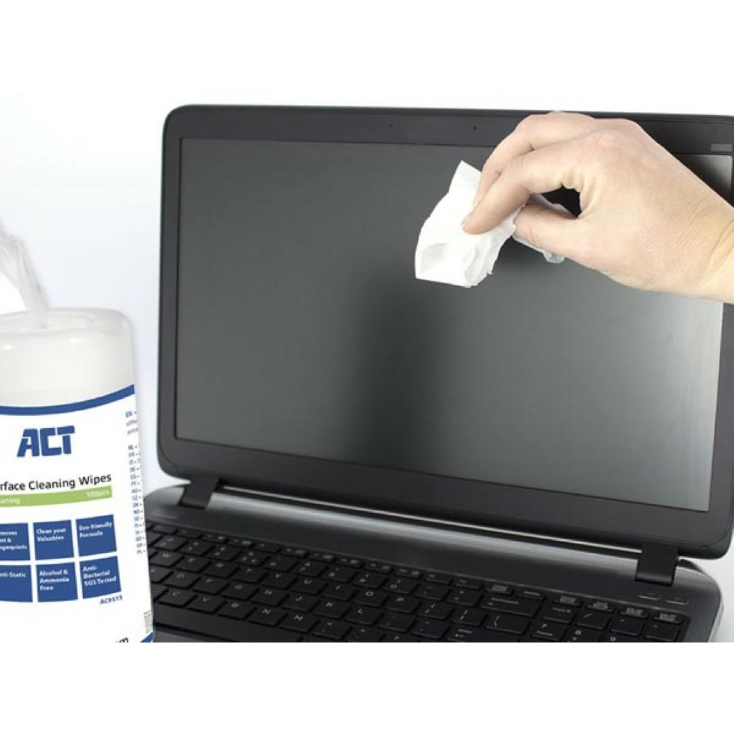 Ręka czyszcząca ekran laptopa chusteczką do czyszczenia powierzchni.