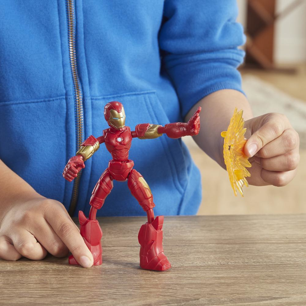 Mani di bambino tengono un personaggio di Iron Man e un'esplosione di energia gialla.