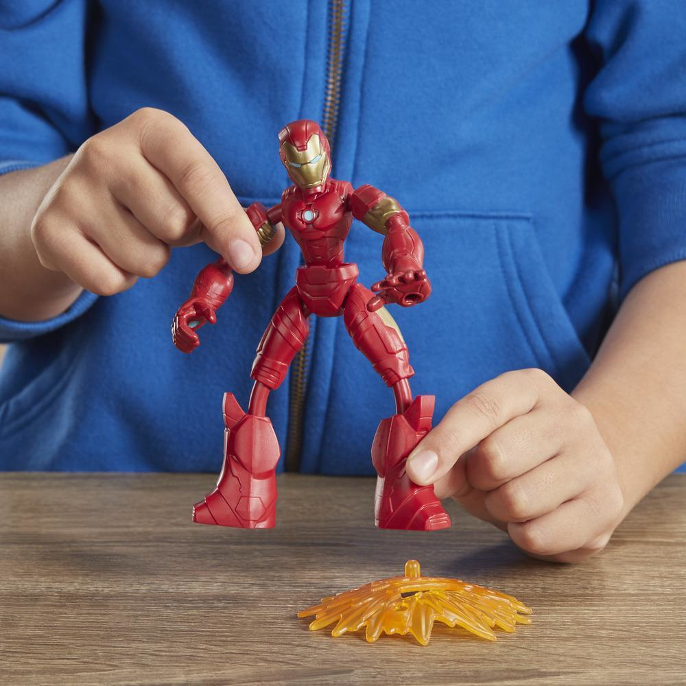 Figura giocattolo di Iron Man, costume rosso, testa e accessori dorati, sfondo arancione.