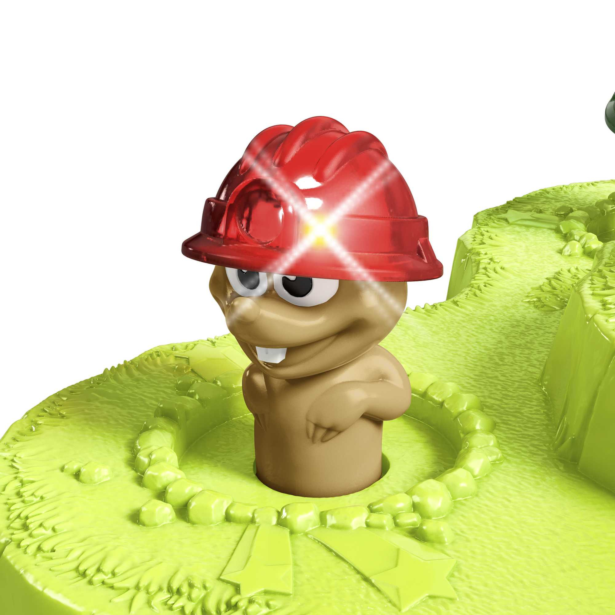 Een mol-speelgoed met een rode helm, die uit het groene gras van een spel komt.