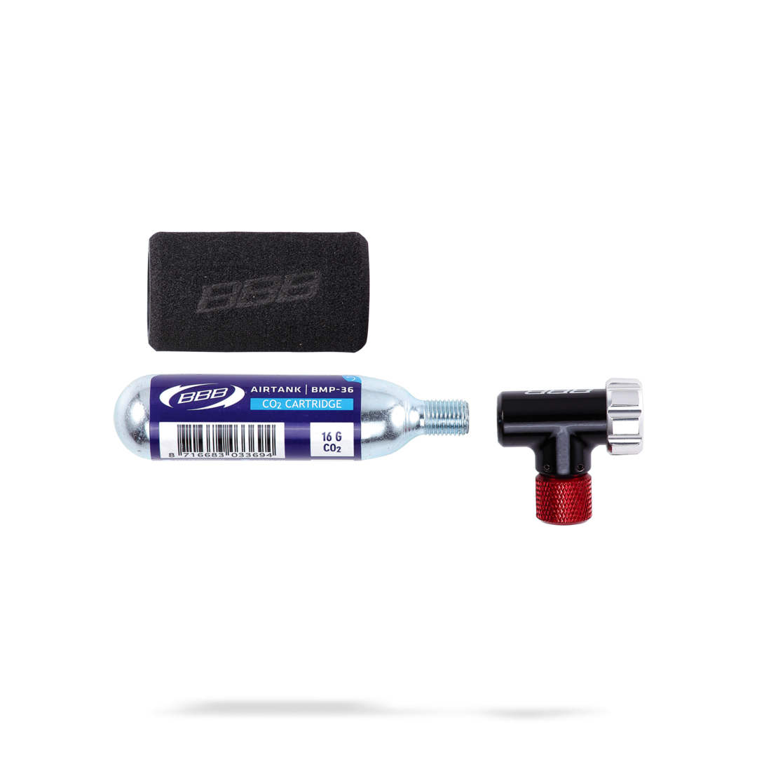 Zestaw do pompowania CO2 do roweru, zawierający nabój CO2, głowicę z czerwonym pokrętłem i gąbkę.