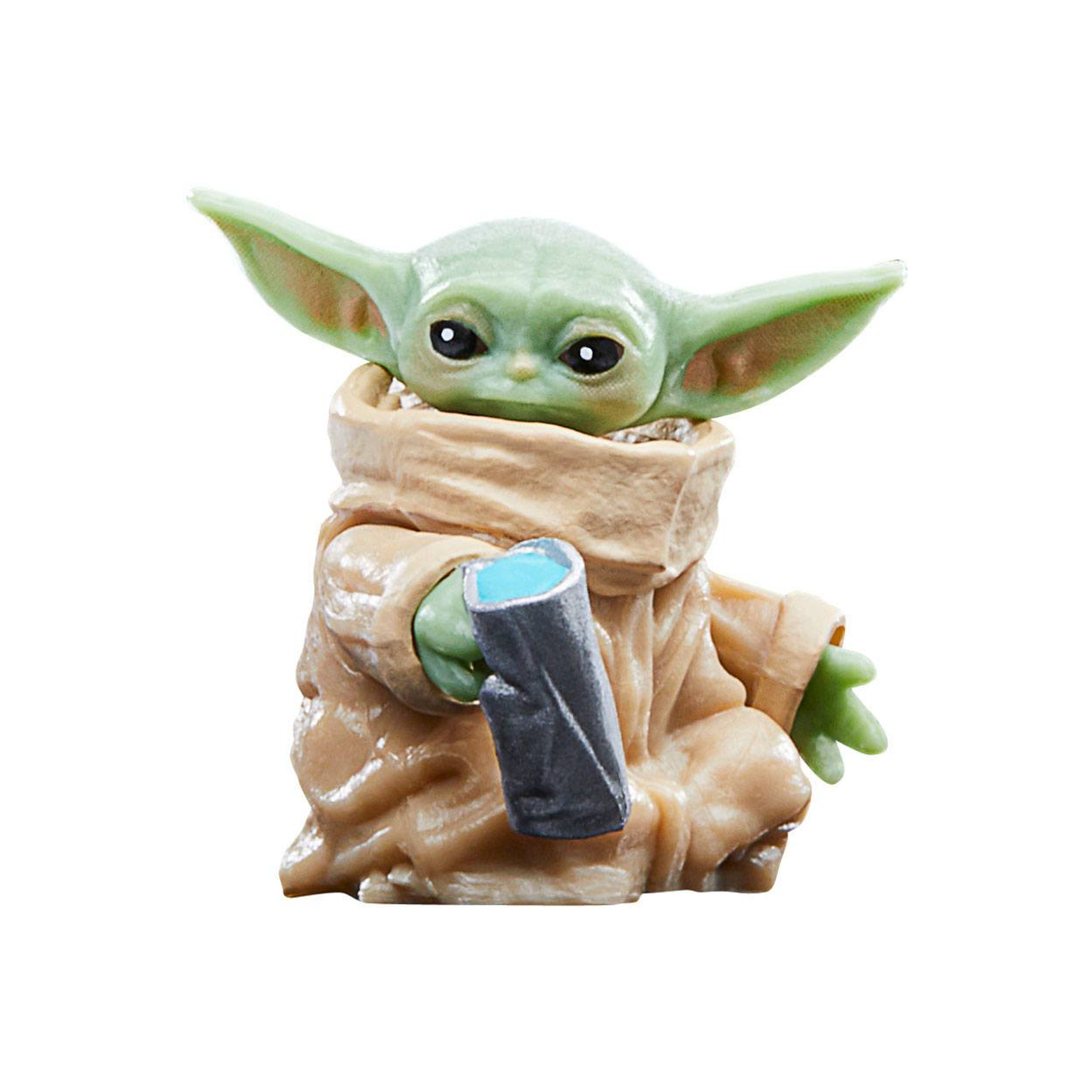 Beyaz zemin üzerinde, gümüş bir nesne tutan, bej bir elbise giymiş Baby Yoda figürü.