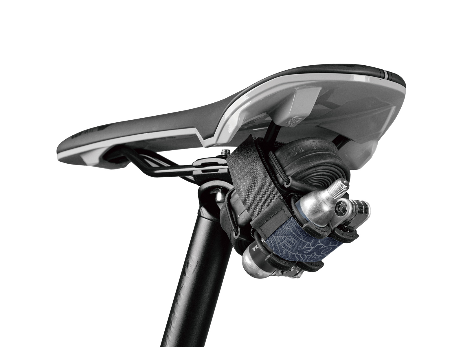 Siodło rowerowe z małą pompką, czarne i srebrne. Białe tło.