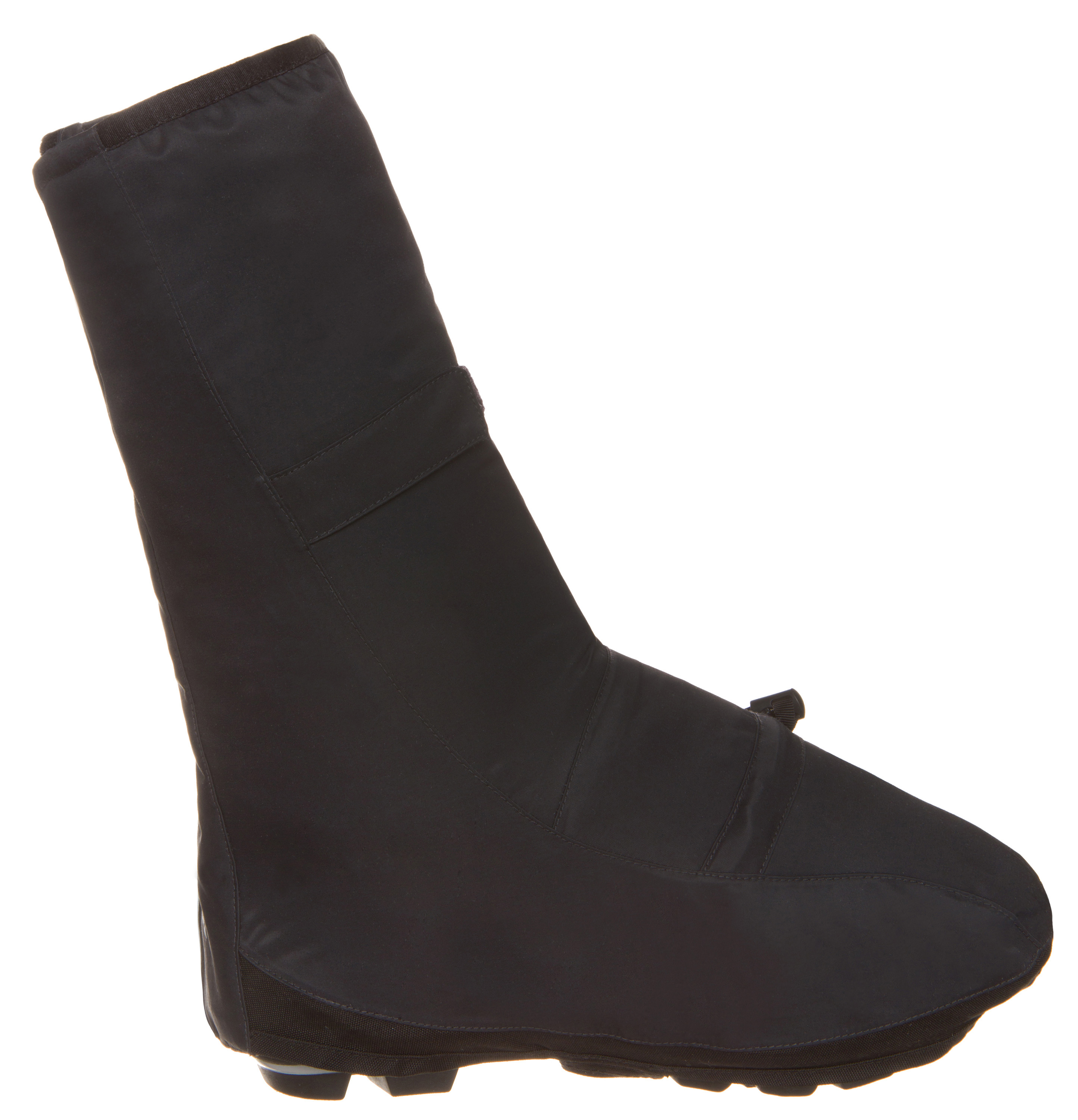 Czarny ochraniacz na buty. Jest wodoodporny i ma wysoką cholewkę. Ochraniacz na buty jest na białym tle.