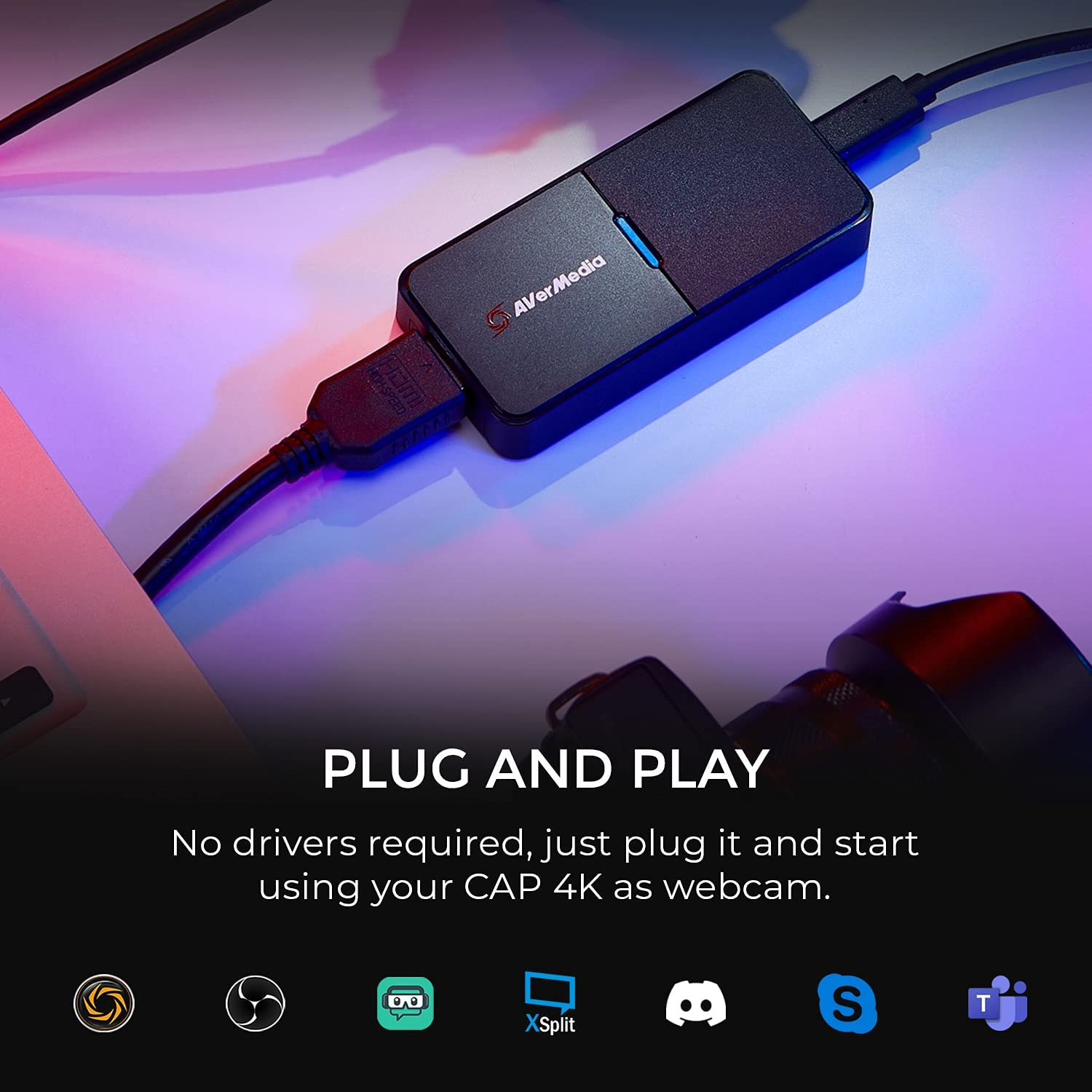 Zwart AVerMedia-apparaat aangesloten op een laptop en een camera. Tekst zegt, PLUG AND PLAY. Witte achtergrond.