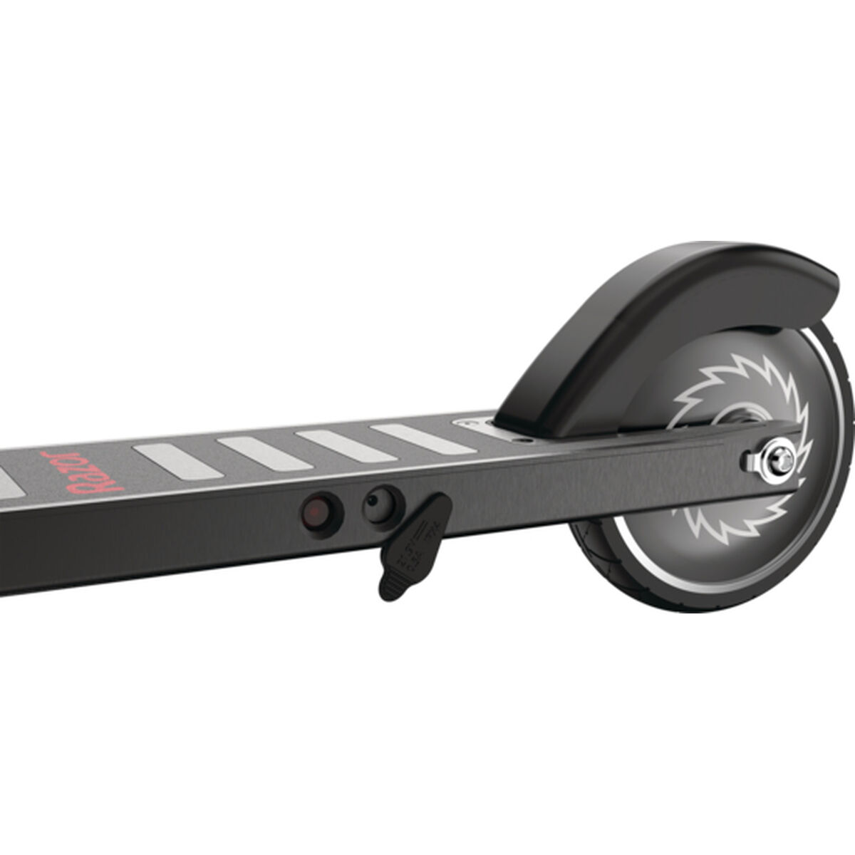 Dettaglio posteriore dello scooter. Parafango nero, ruota con logo Razor. Piano grigio con strisce bianche. Accenti neri e rossi.