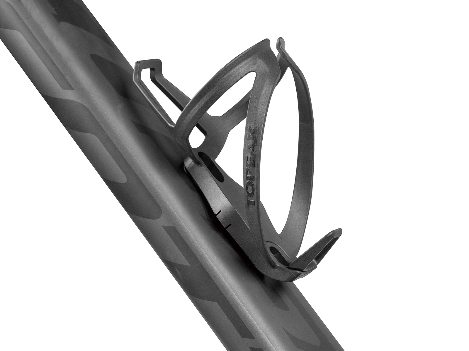 Czarny koszyk na bidon Topeak zamontowany na ramie roweru. Szara rama roweru. Białe tło.