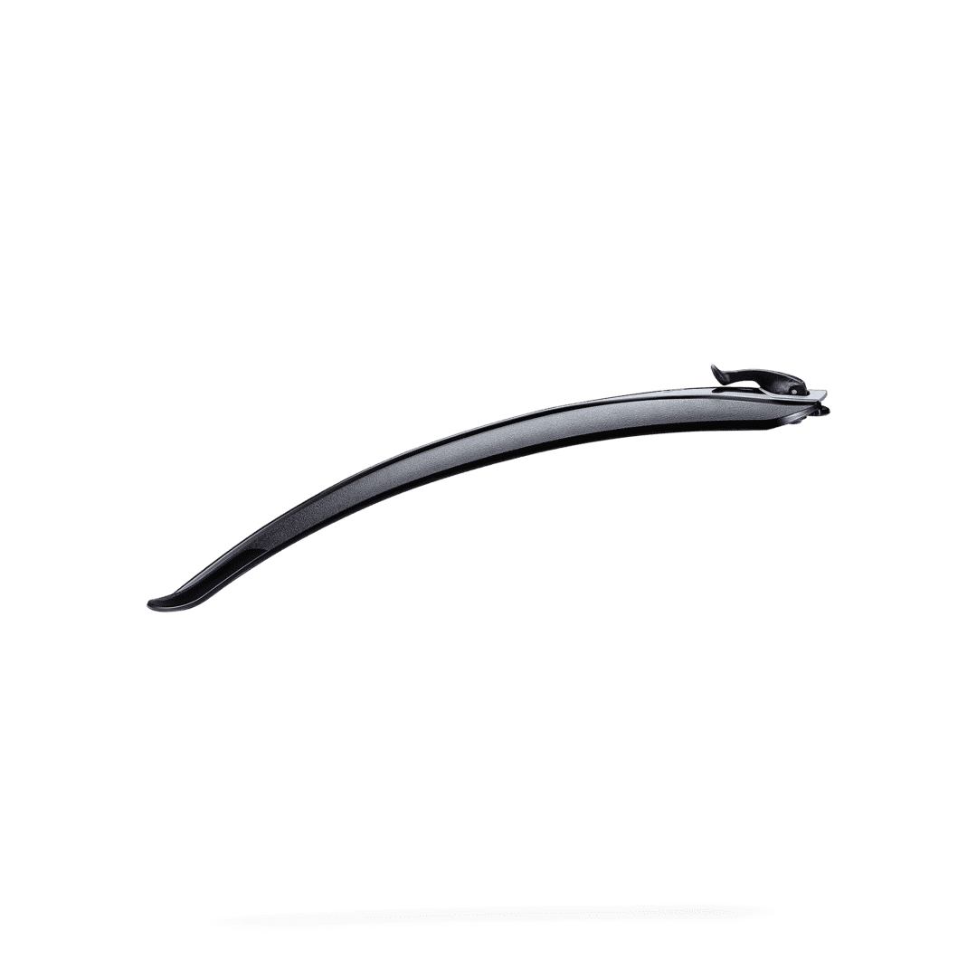 Czarny błotnik rowerowy na białym tle. Jest zakrzywiony i ma czarny element mocujący na końcu.